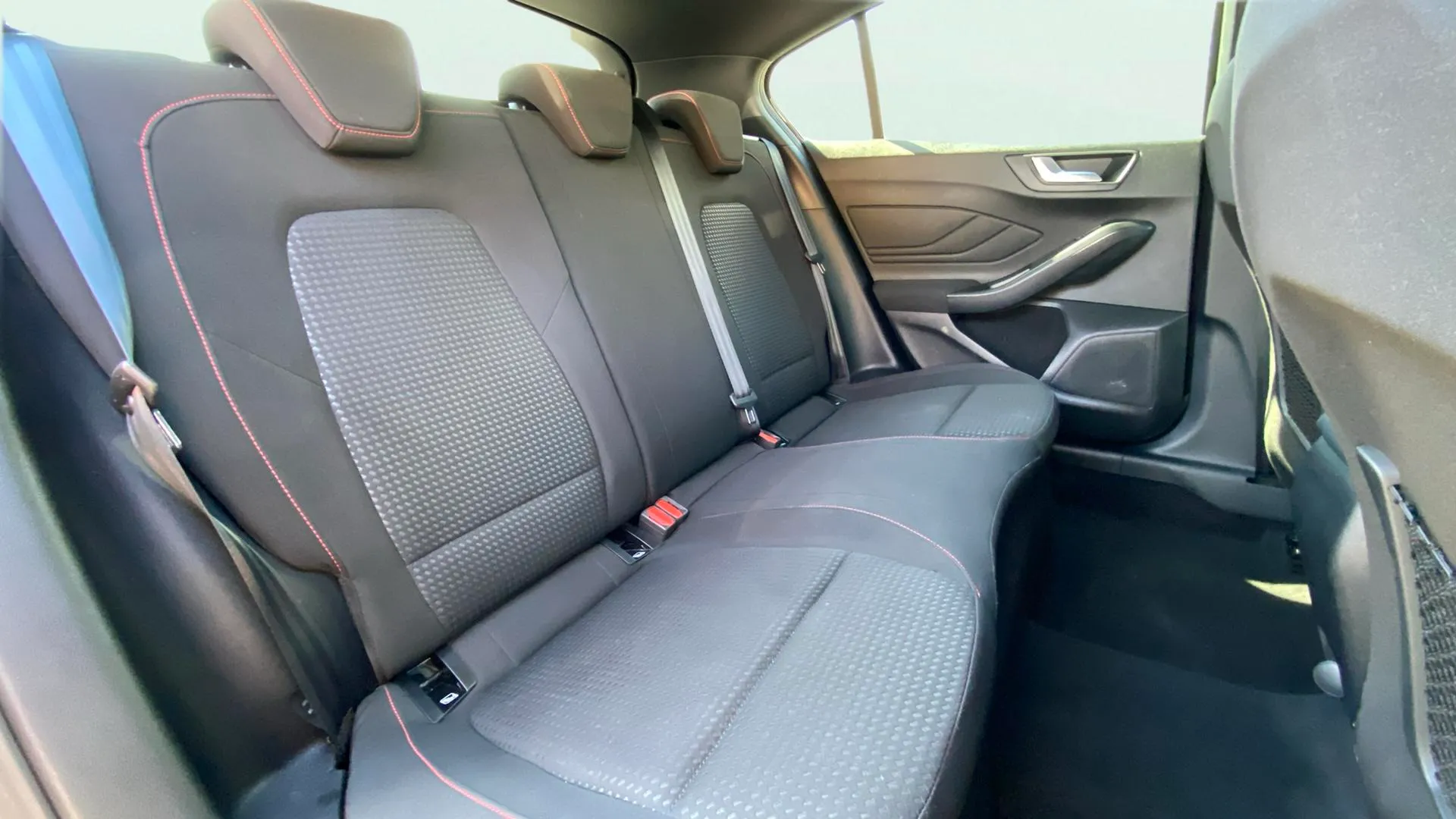 Ford Focus 1.0 EcoBoost MHEV ST-Line - foto 14