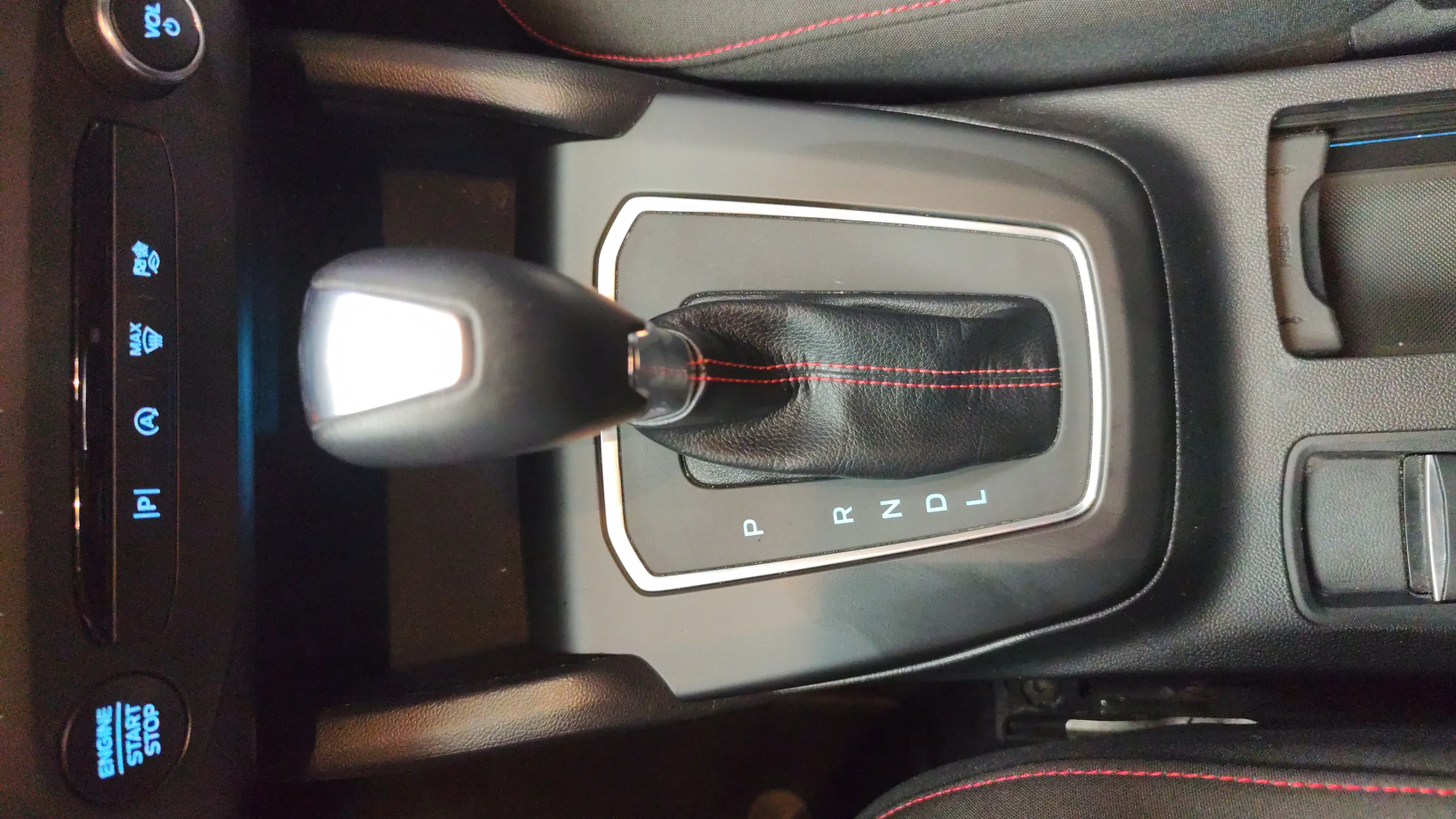 Ford Focus 1.0 EcoBoost MHEV ST-Line - foto 11
