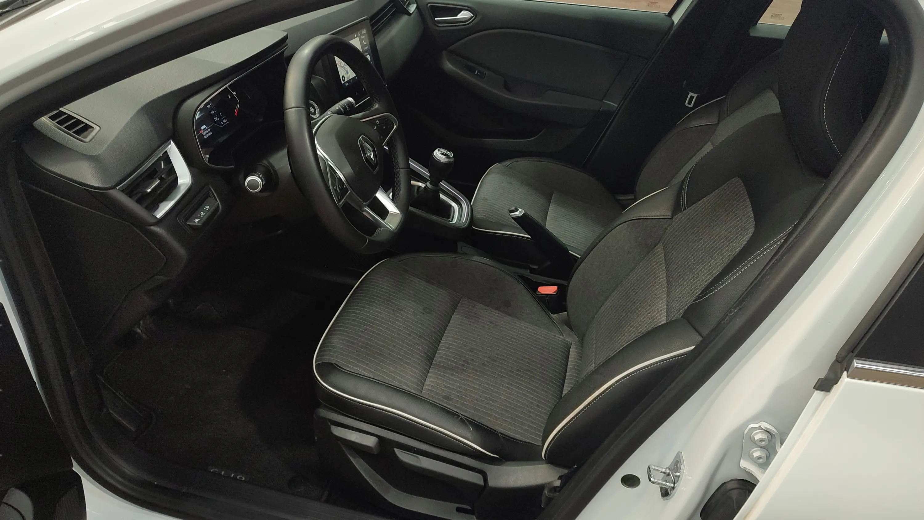 Renault Clio Zen TCe - foto 17