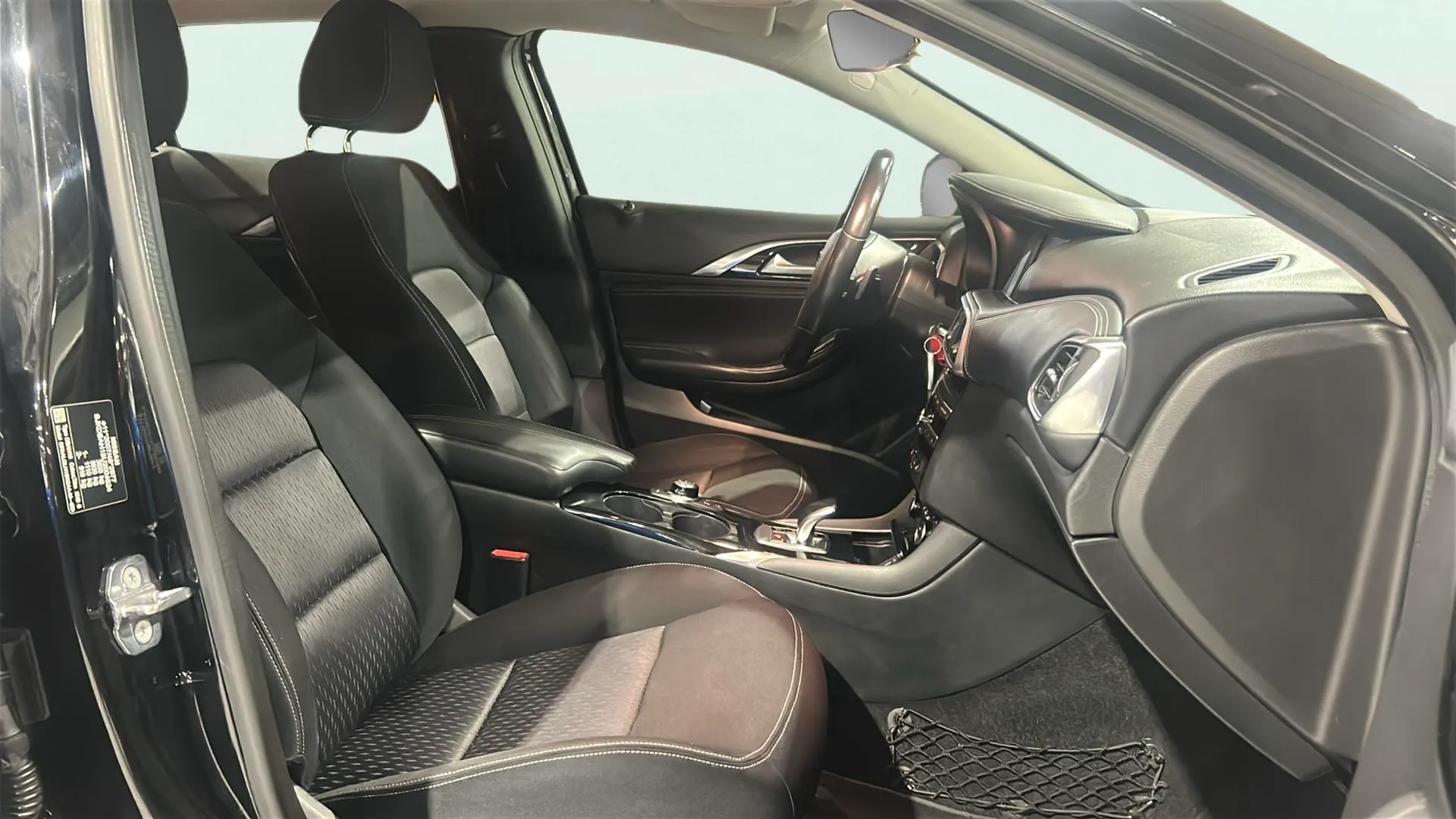 Infiniti Q30 2.2D Sport 7DCT - foto 15