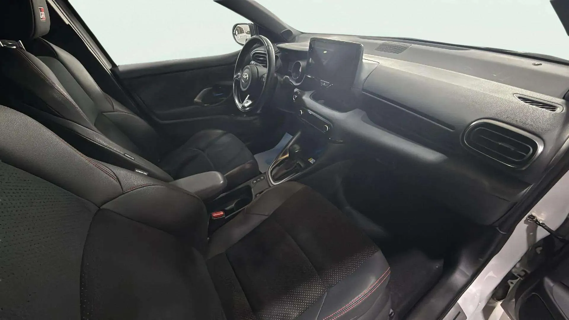 Toyota Yaris 1.5 120H GR Sport Plus - foto 12