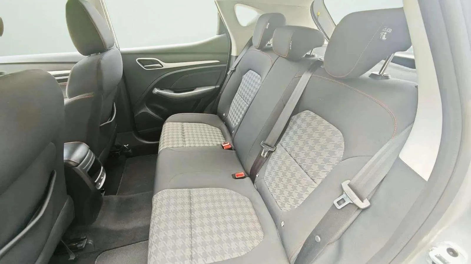 MG ZS 1.0T Luxury - foto 31