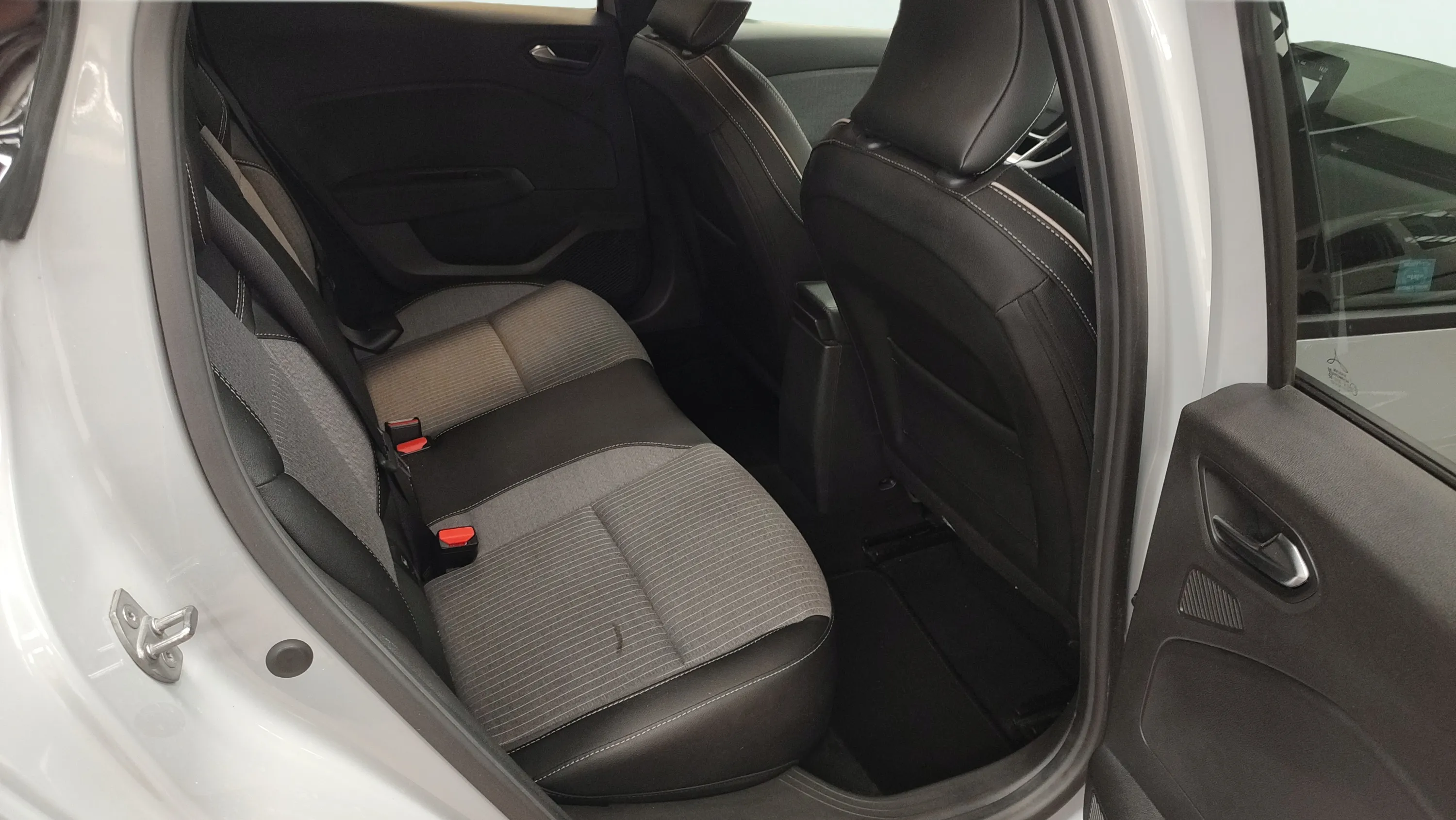 Renault Clio Techno TCe 90 - foto 23