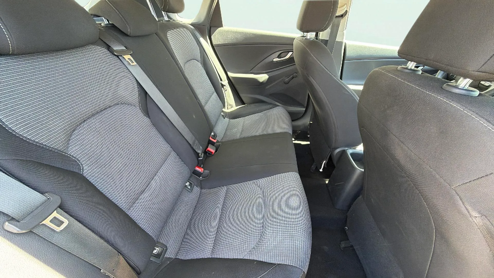 Hyundai i30 1.5 DPI Essence - foto 14