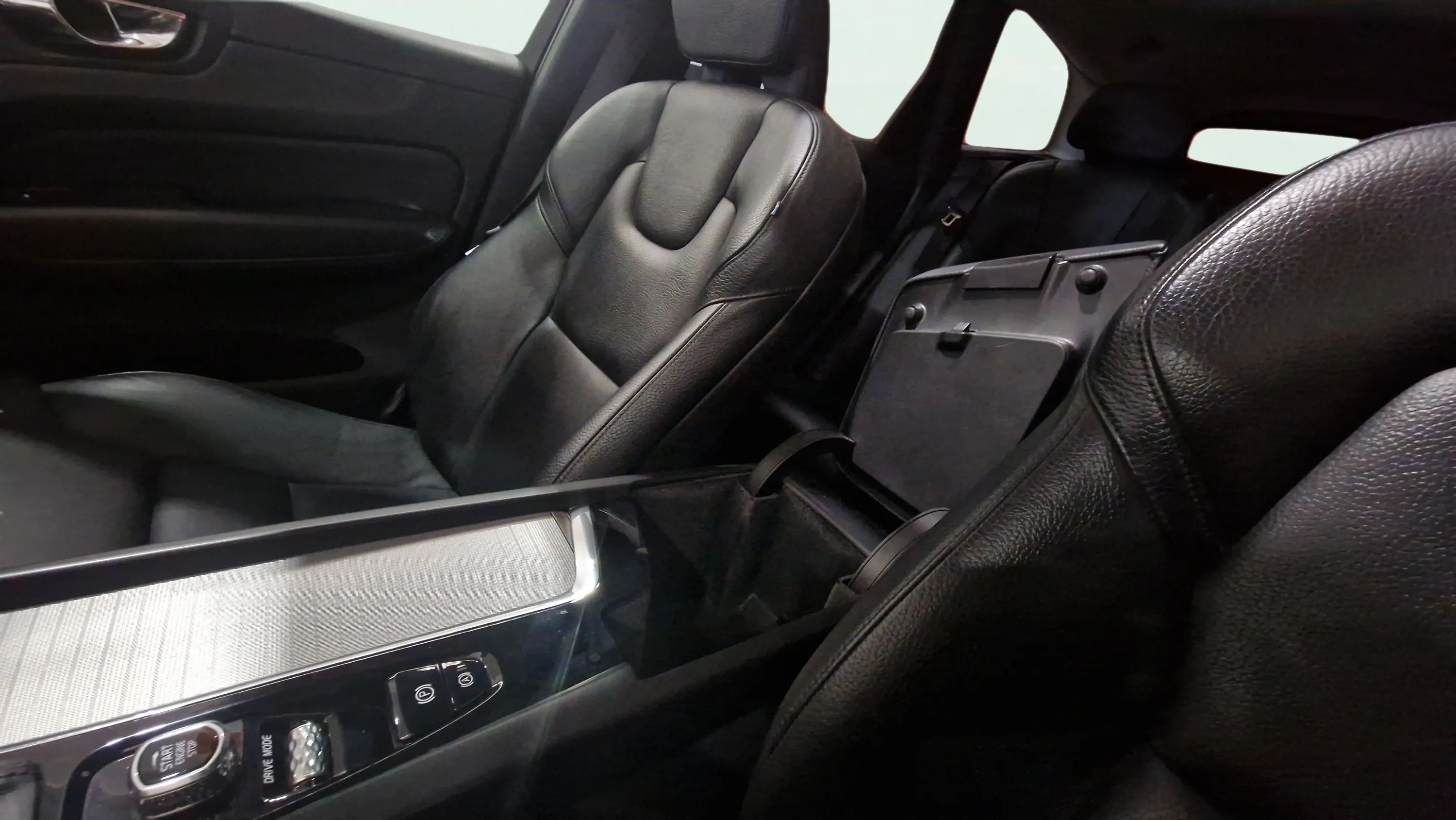 Volvo XC60 2.0 D4 AWD Inscription - foto 27