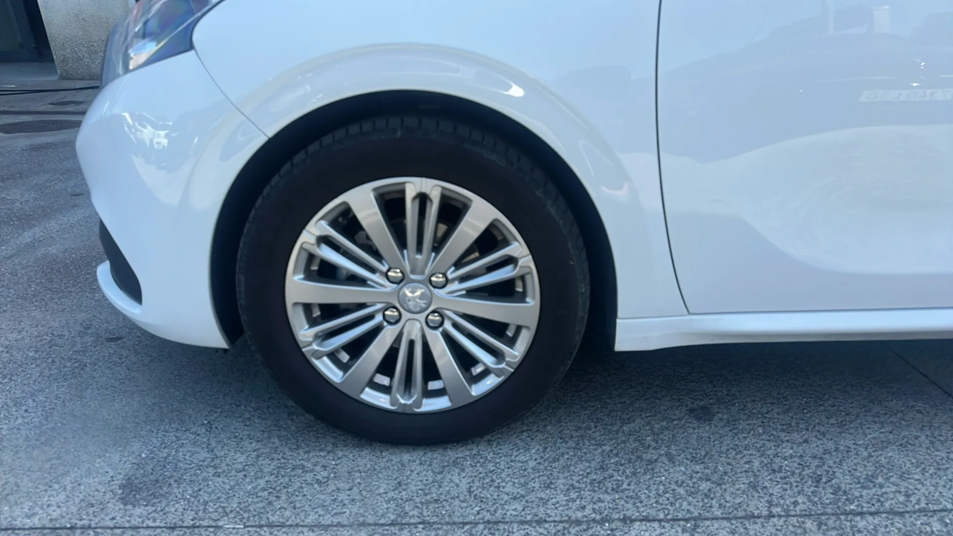 Peugeot 208 Signature BlueHDi - foto 29
