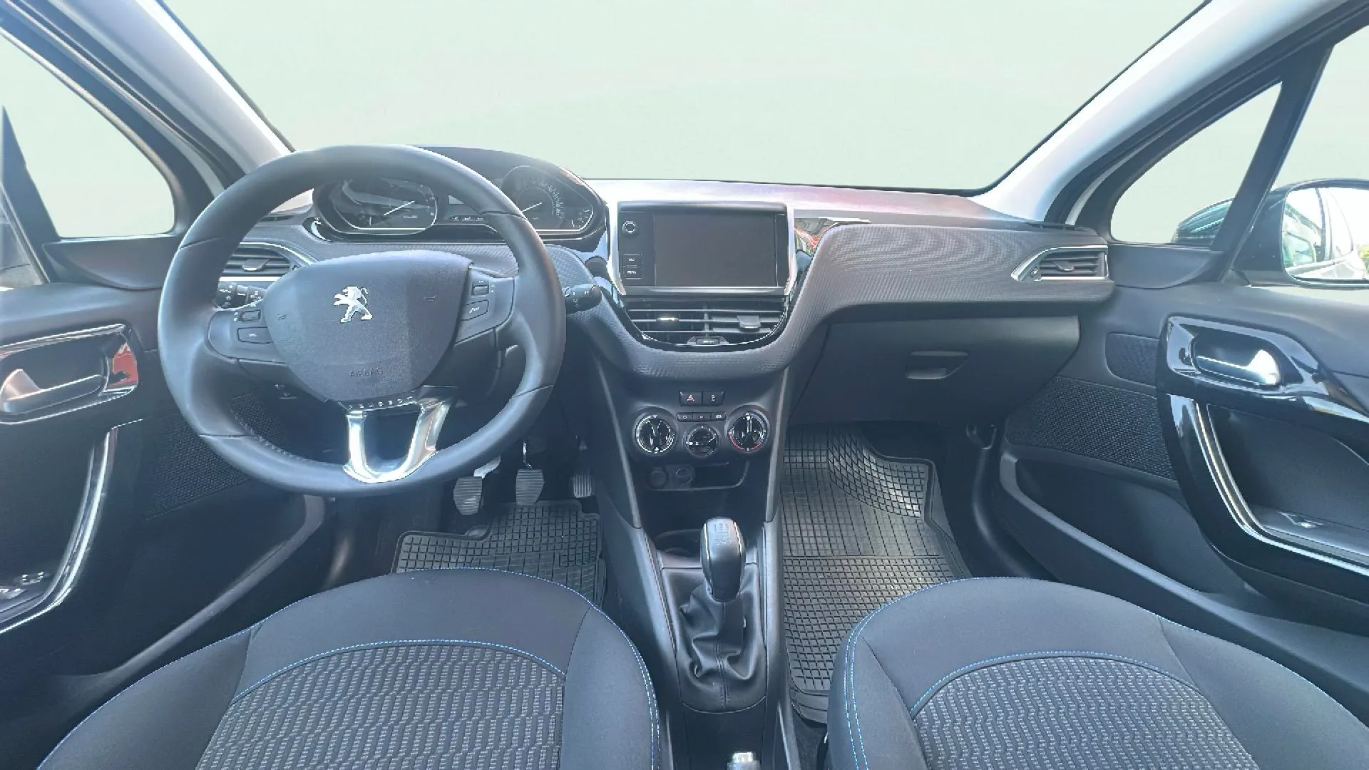 Peugeot 208 Signature BlueHDi - foto 11