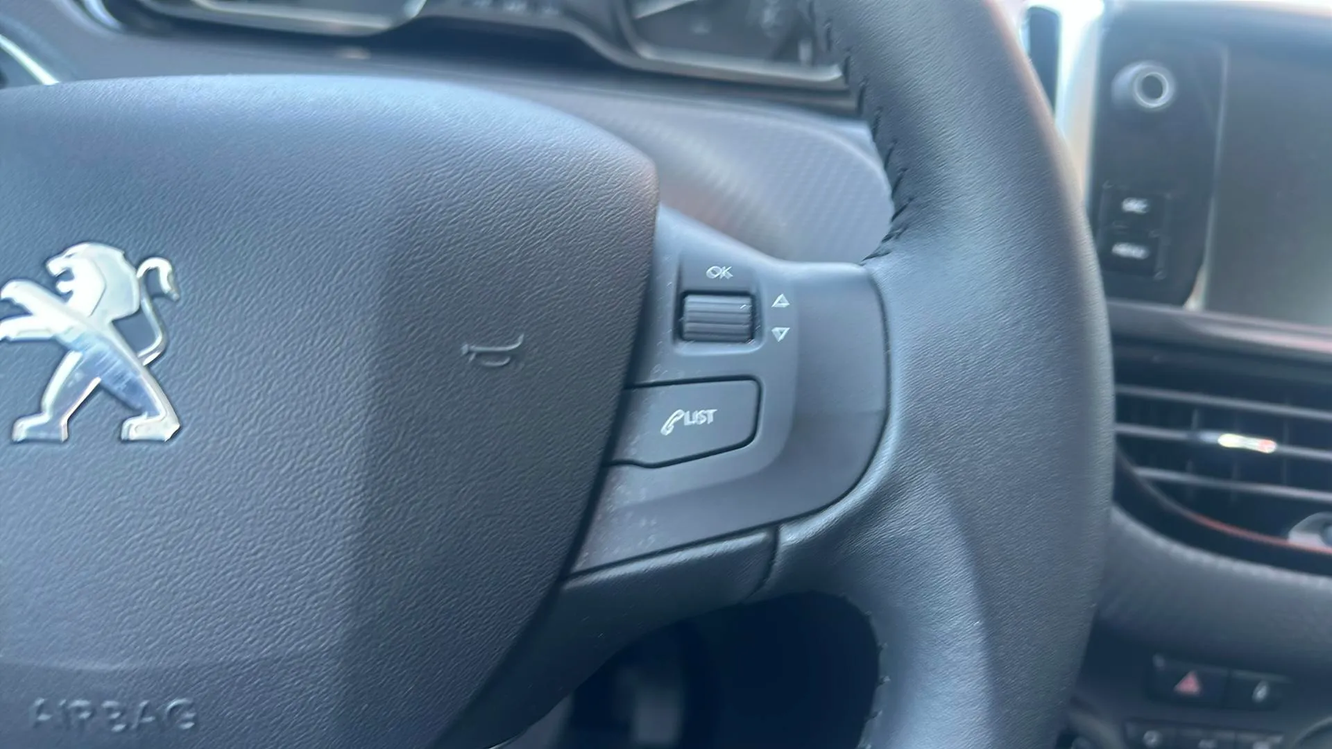 Peugeot 208 Signature BlueHDi - foto 15