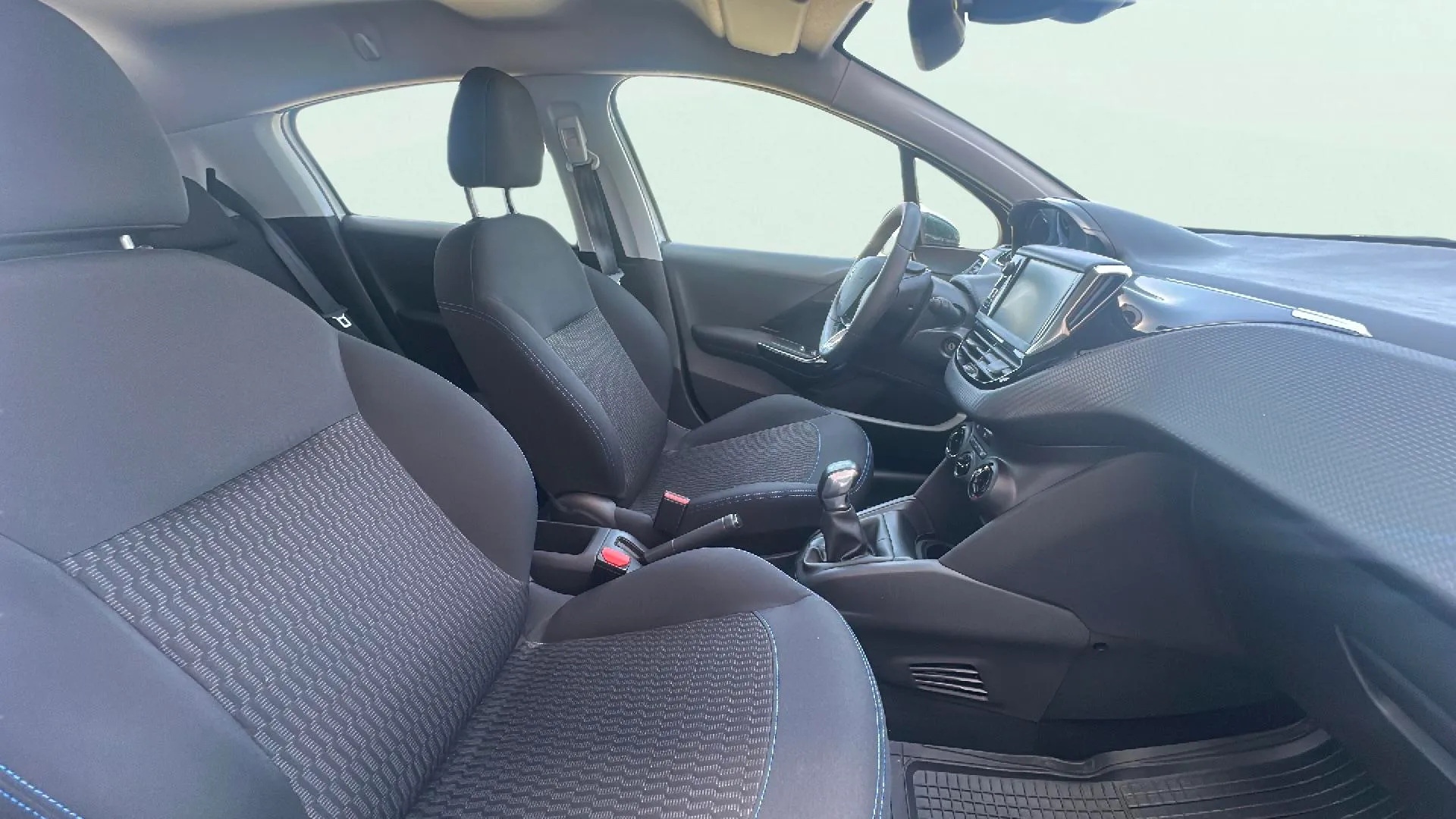 Peugeot 208 Signature BlueHDi - foto 17