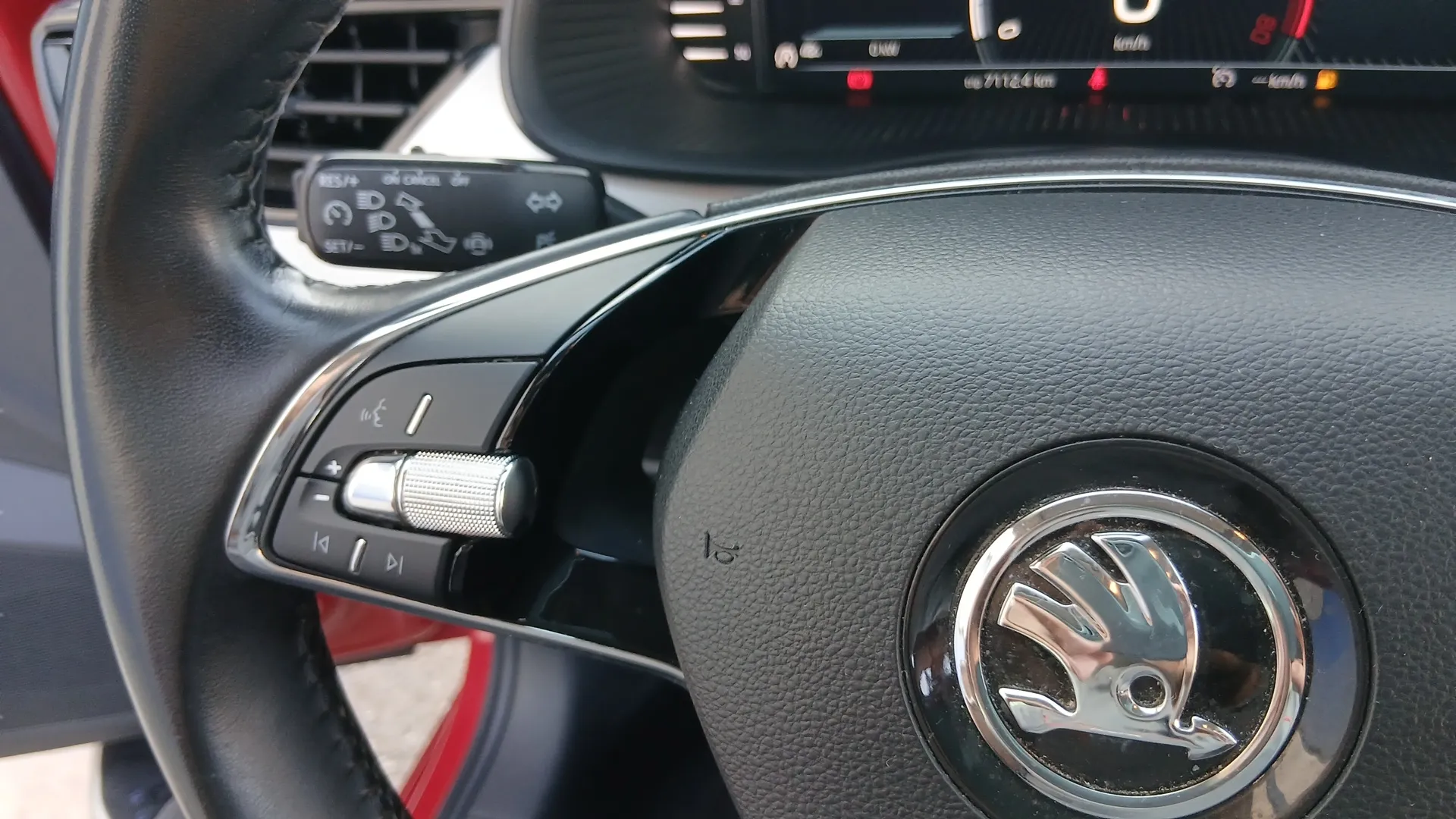 Škoda Kamiq 1.0 TSI Emotion - foto 17