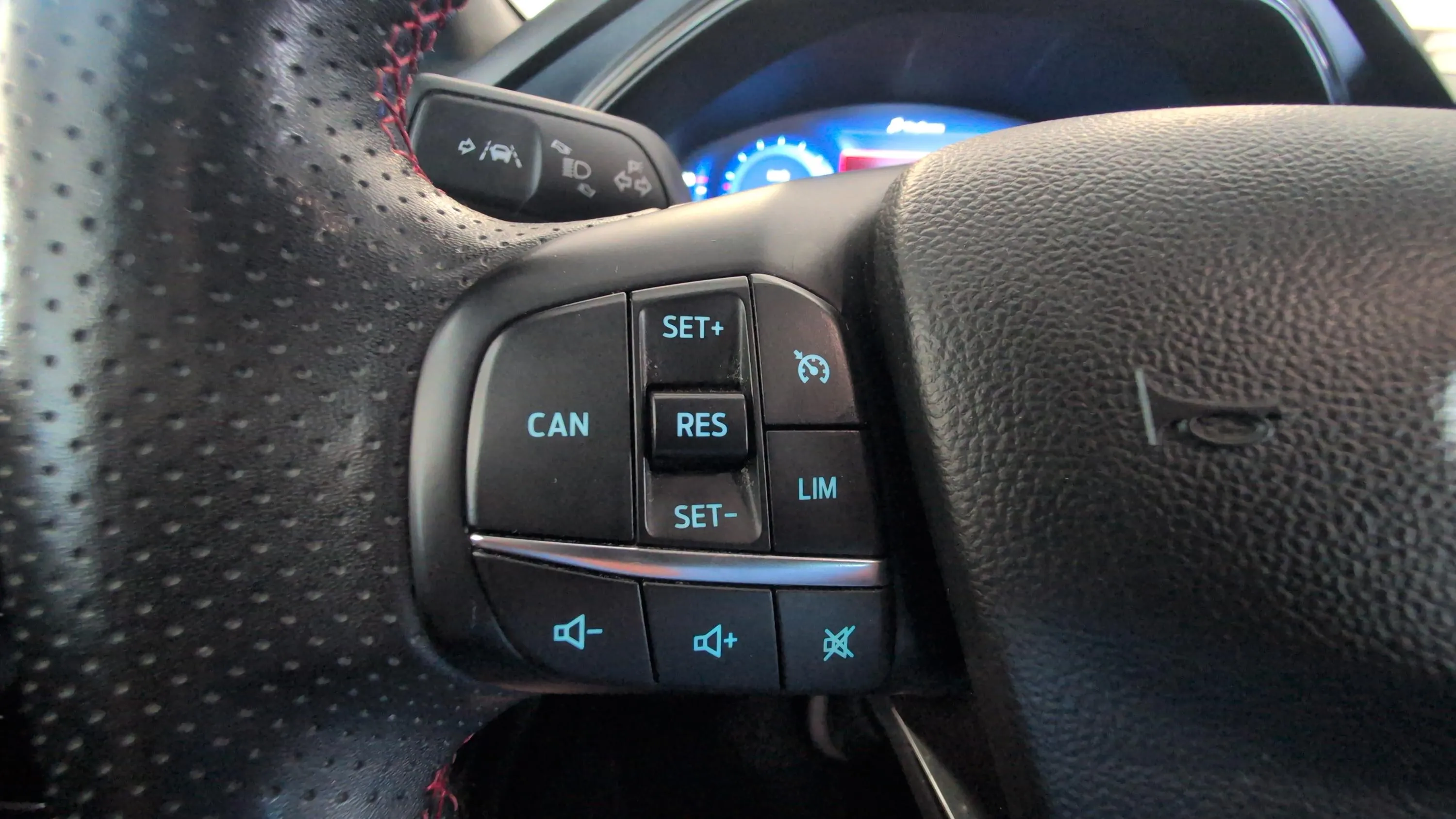Ford Focus 1.0 EcoBoost MHEV ST-Line Design SIP - foto 22