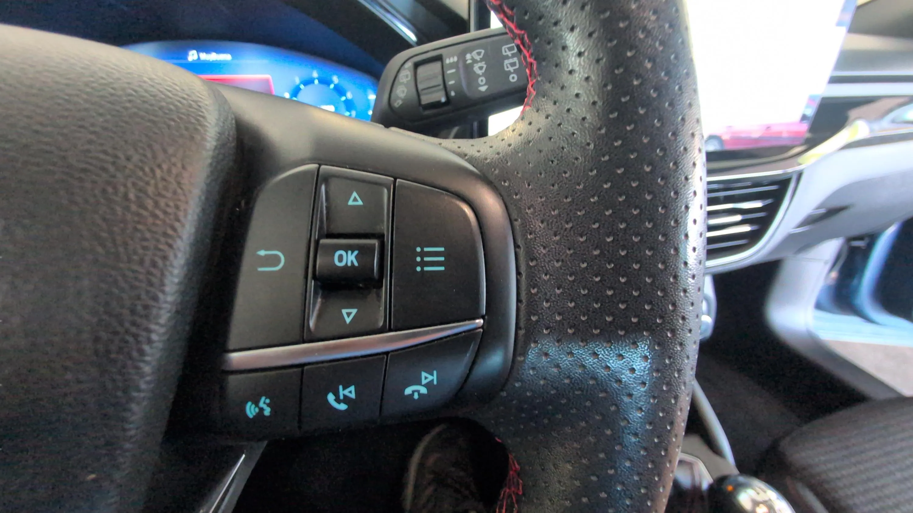 Ford Focus 1.0 EcoBoost MHEV ST-Line Design SIP - foto 23