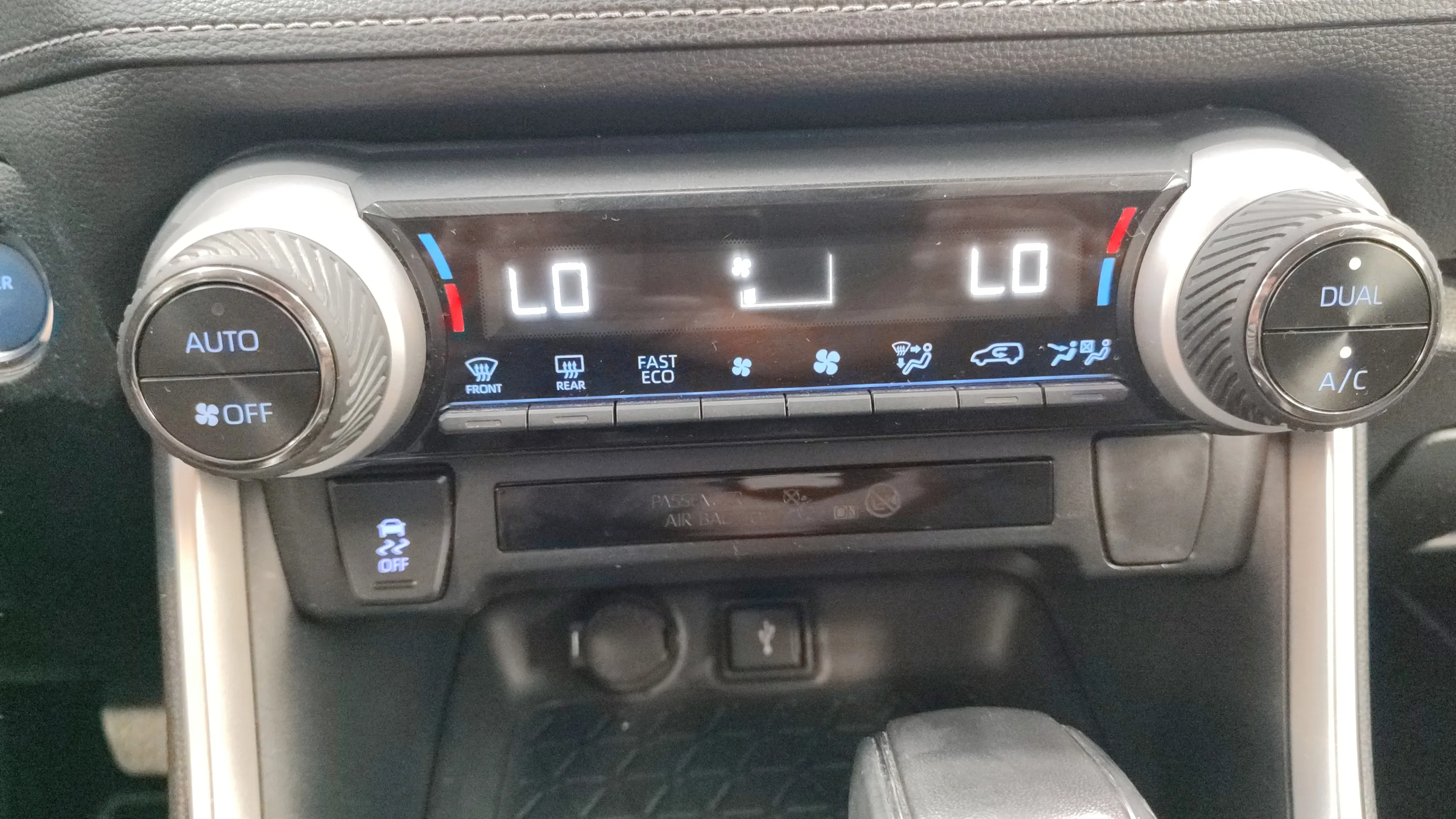 Toyota RAV4 2.5l 220H Advance - foto 12