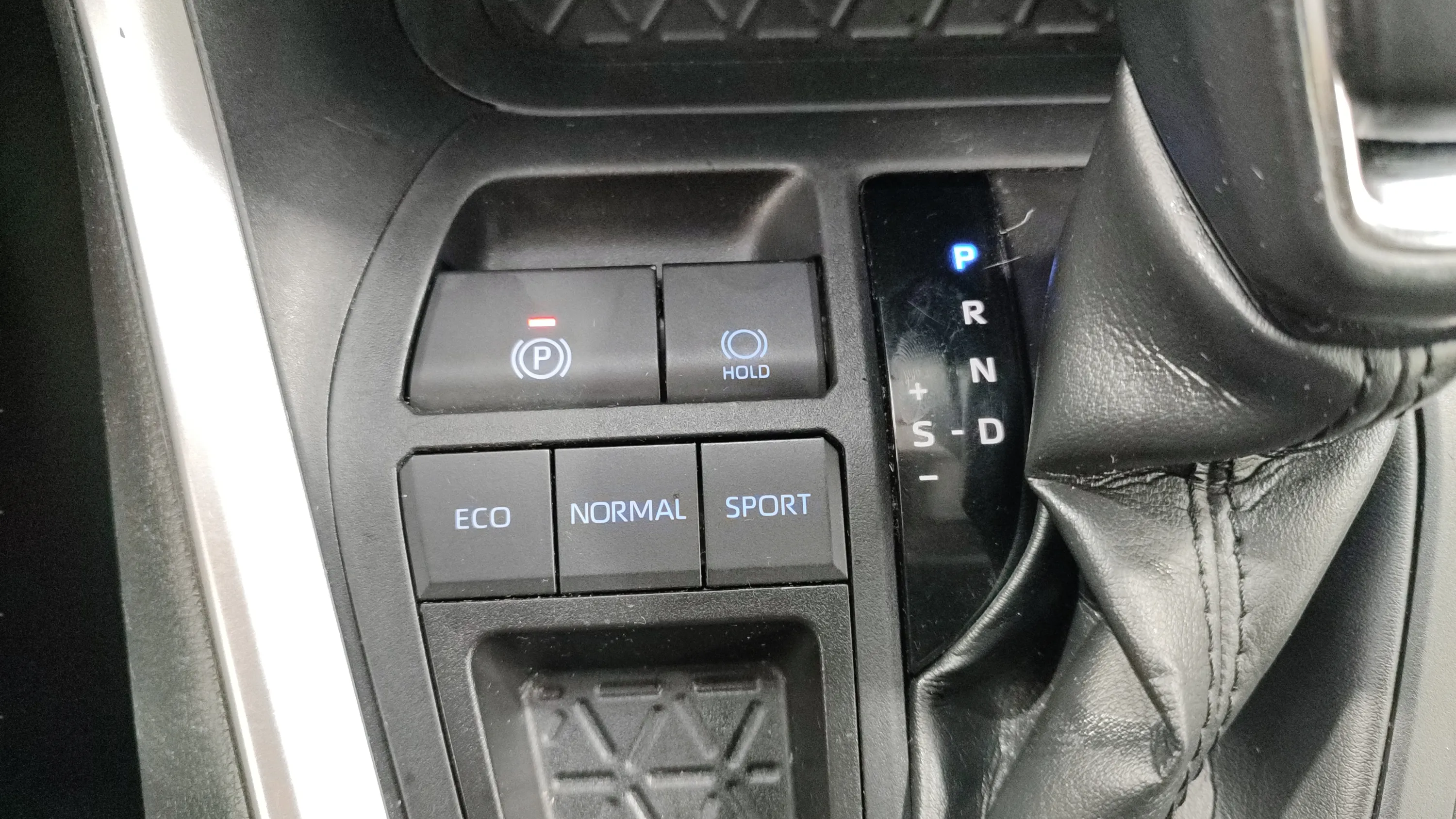 Toyota RAV4 2.5l 220H Advance - foto 18