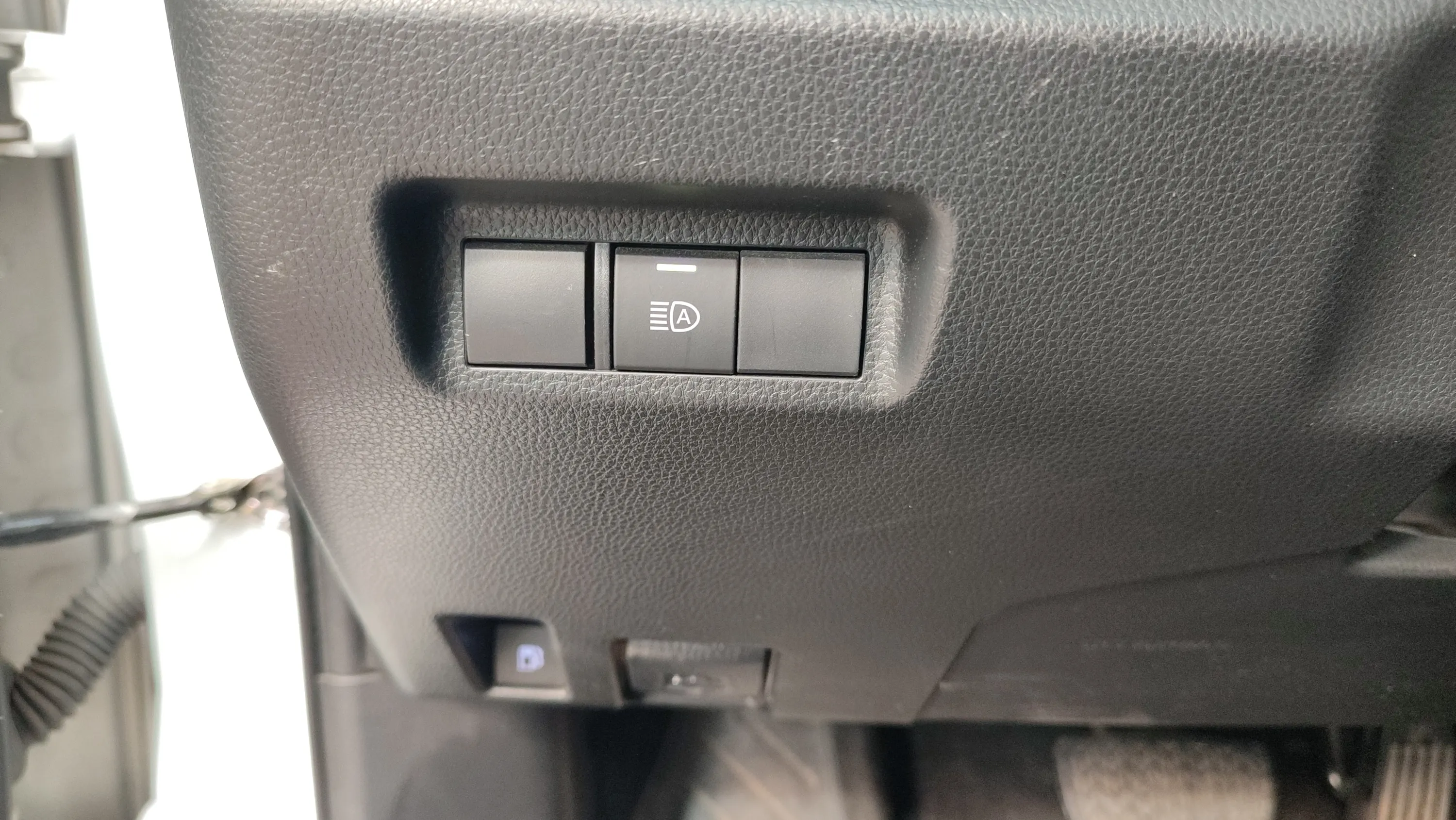 Toyota RAV4 2.5l 220H Advance - foto 19