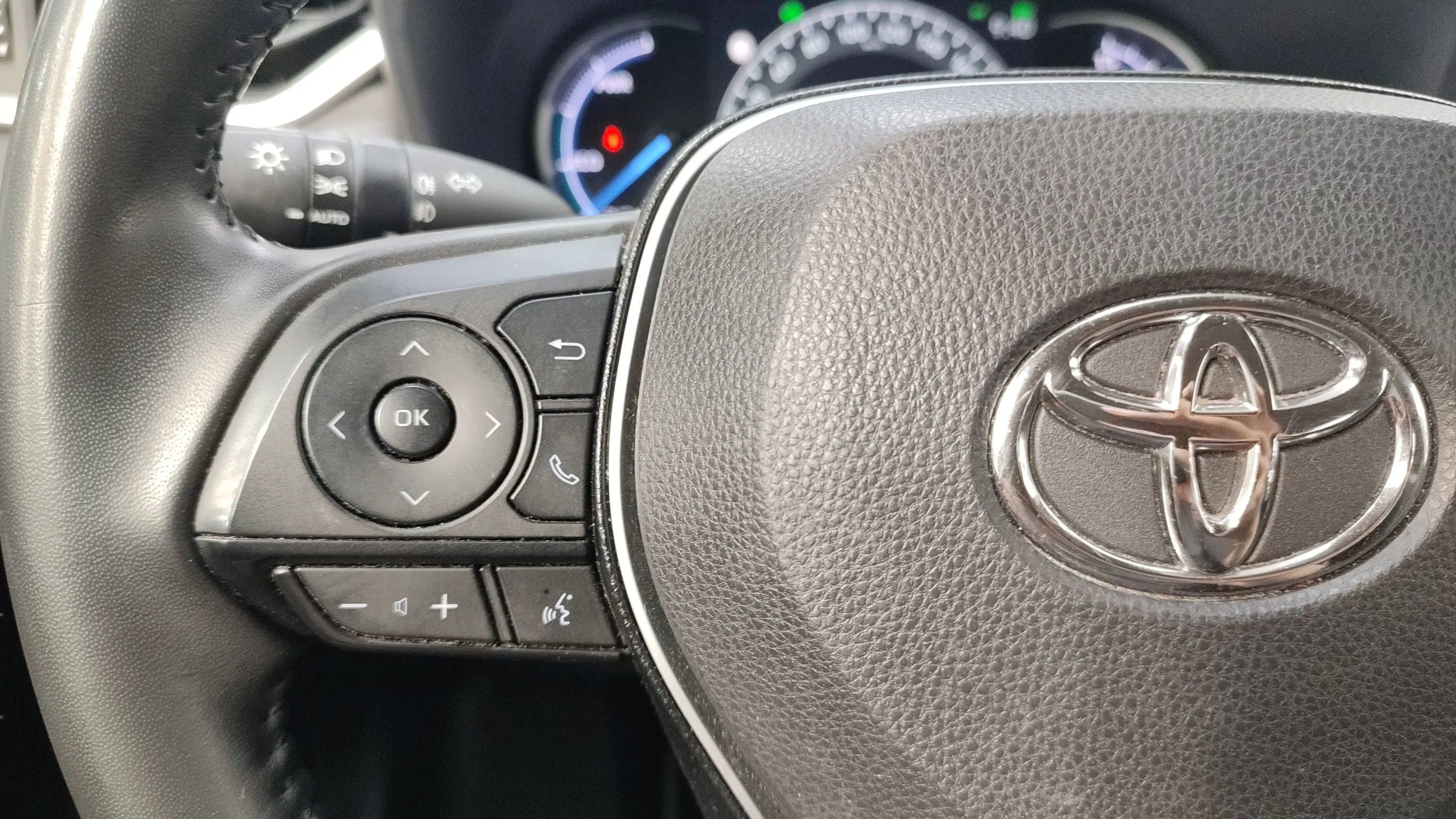 Toyota RAV4 2.5l 220H Advance - foto 13