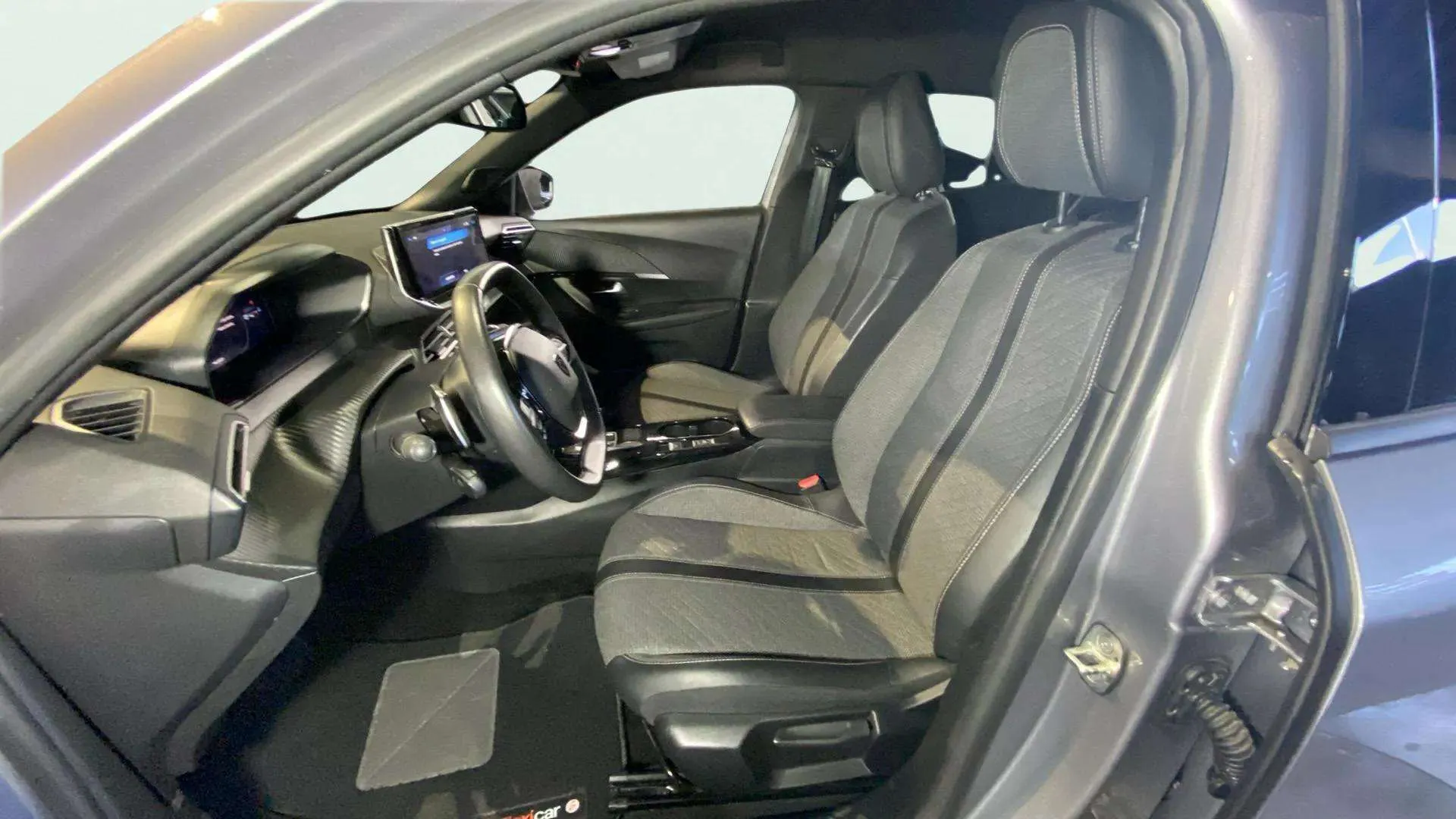 Peugeot 2008 Allure PureTech 130 EAT8 - foto 16