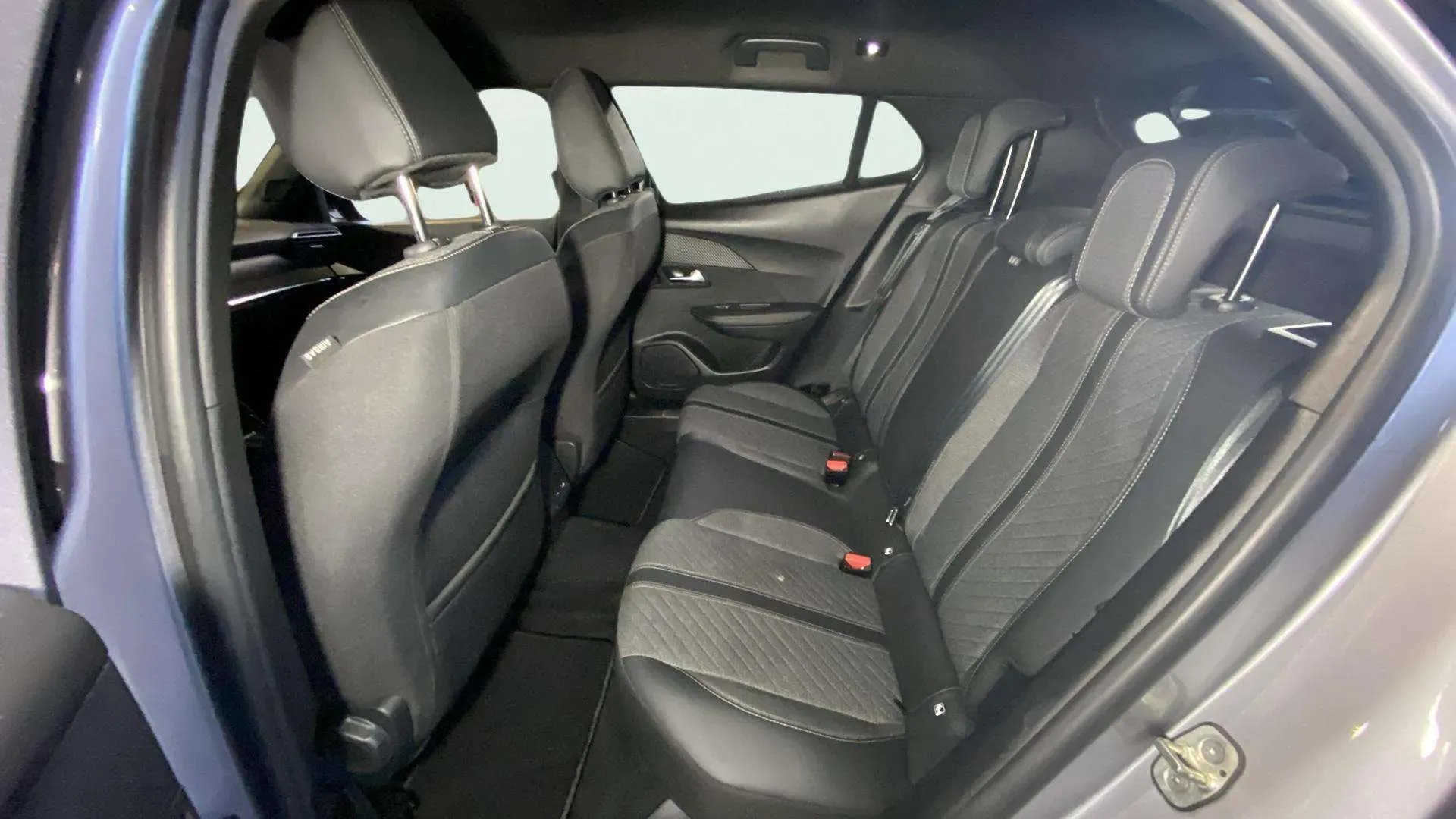 Peugeot 2008 Allure PureTech 130 EAT8 - foto 17