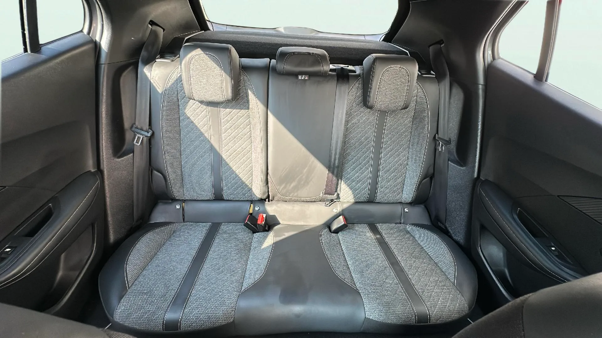 Peugeot 2008 Allure PureTech 130 EAT8 - foto 17