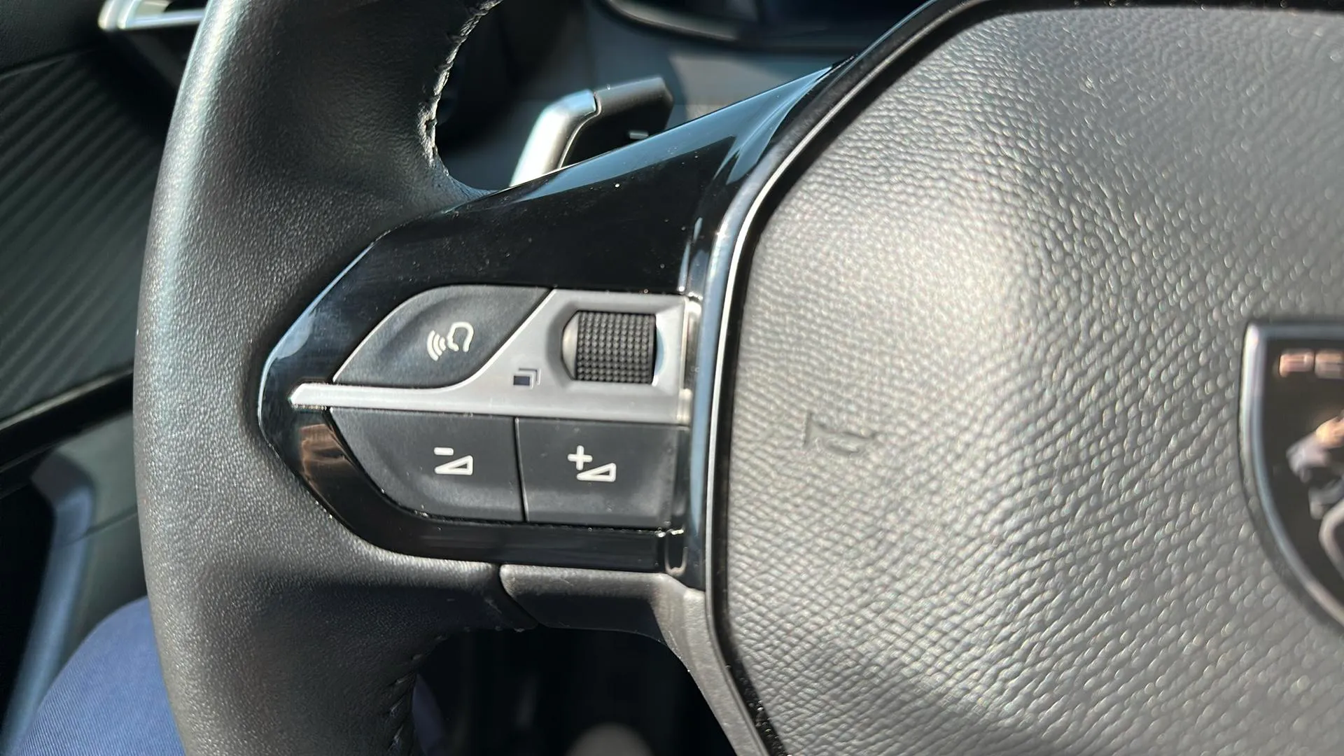 Peugeot 2008 Allure PureTech 130 EAT8 - foto 13
