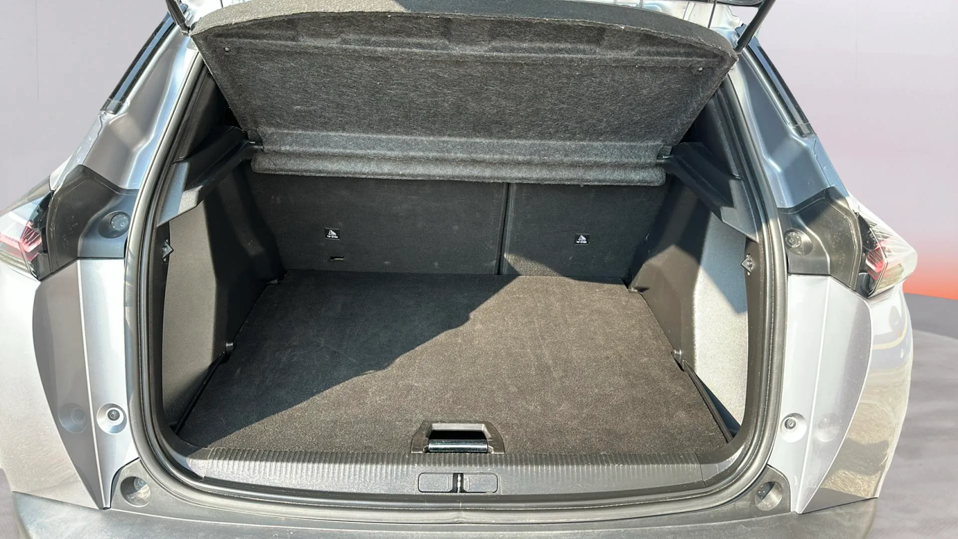 Peugeot 2008 Allure PureTech 130 EAT8 - foto 18