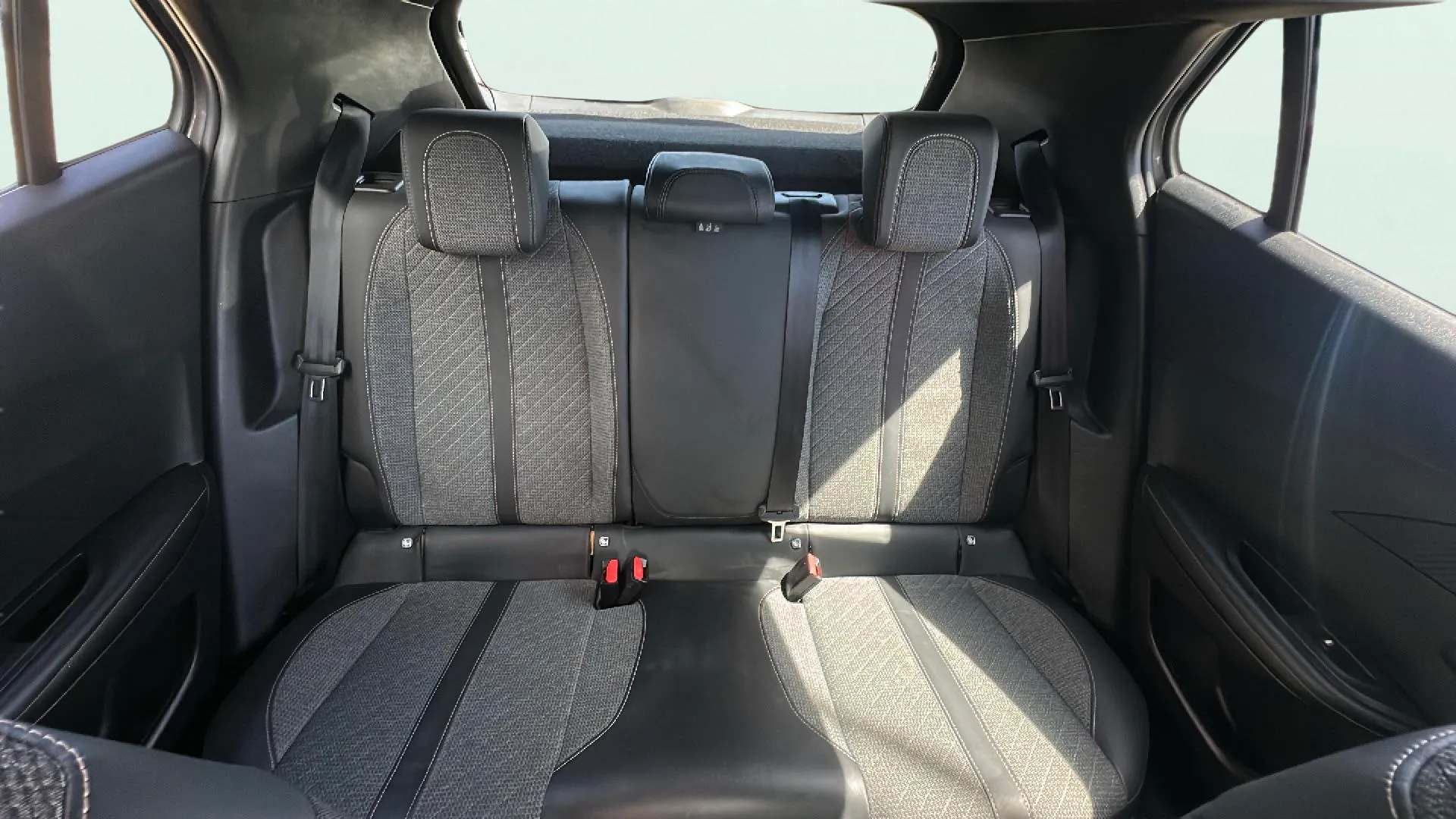 Peugeot 2008 Allure PureTech 130 EAT8 - foto 15
