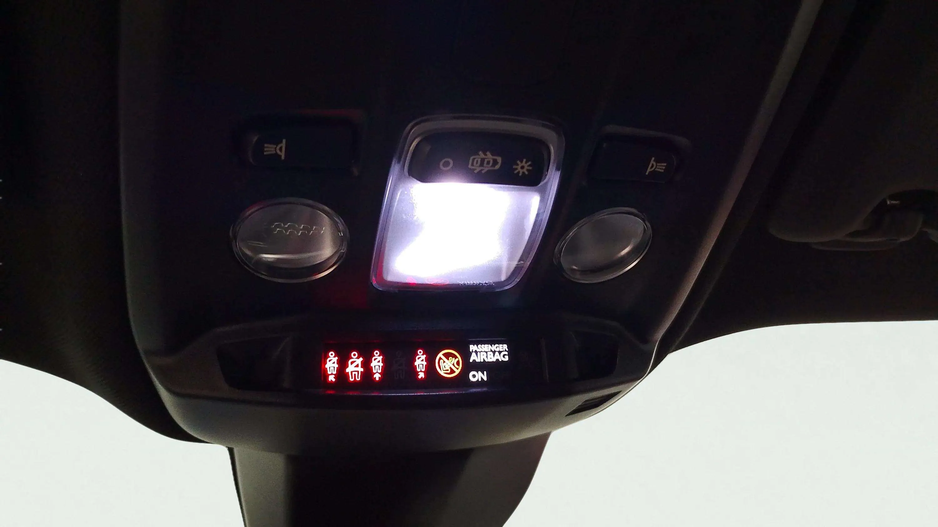 Peugeot 2008 Allure PureTech 130 EAT8 - foto 23