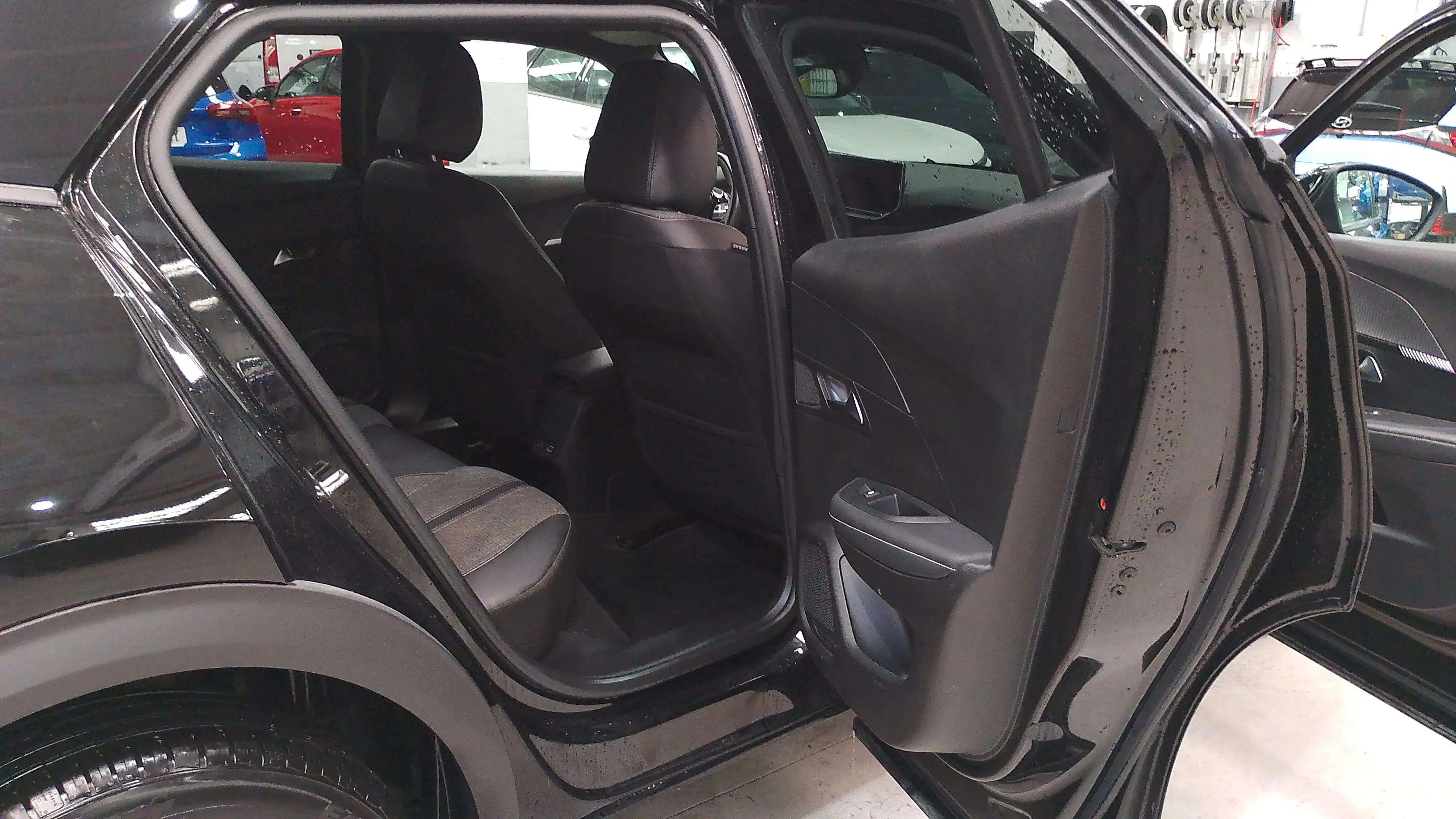 Peugeot 2008 Allure PureTech 130 EAT8 - foto 14