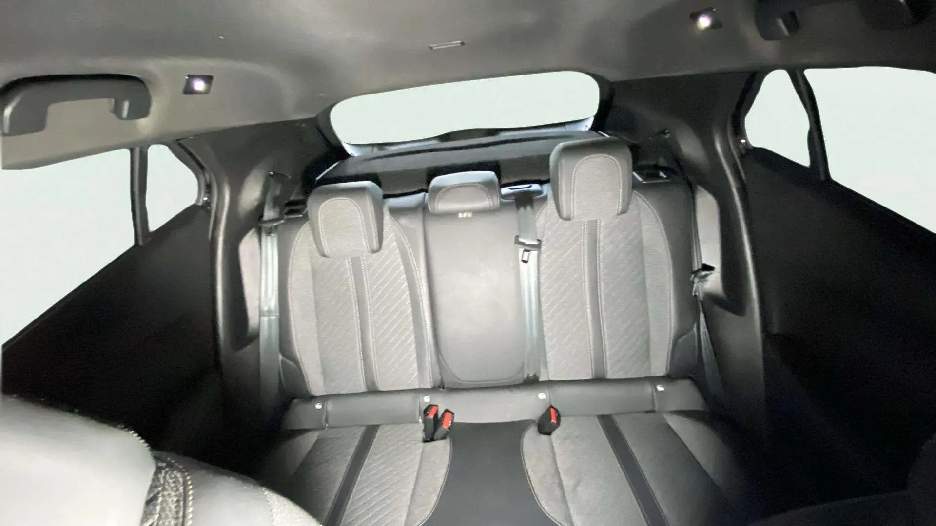 Peugeot 2008 Allure PureTech 130 EAT8 - foto 18