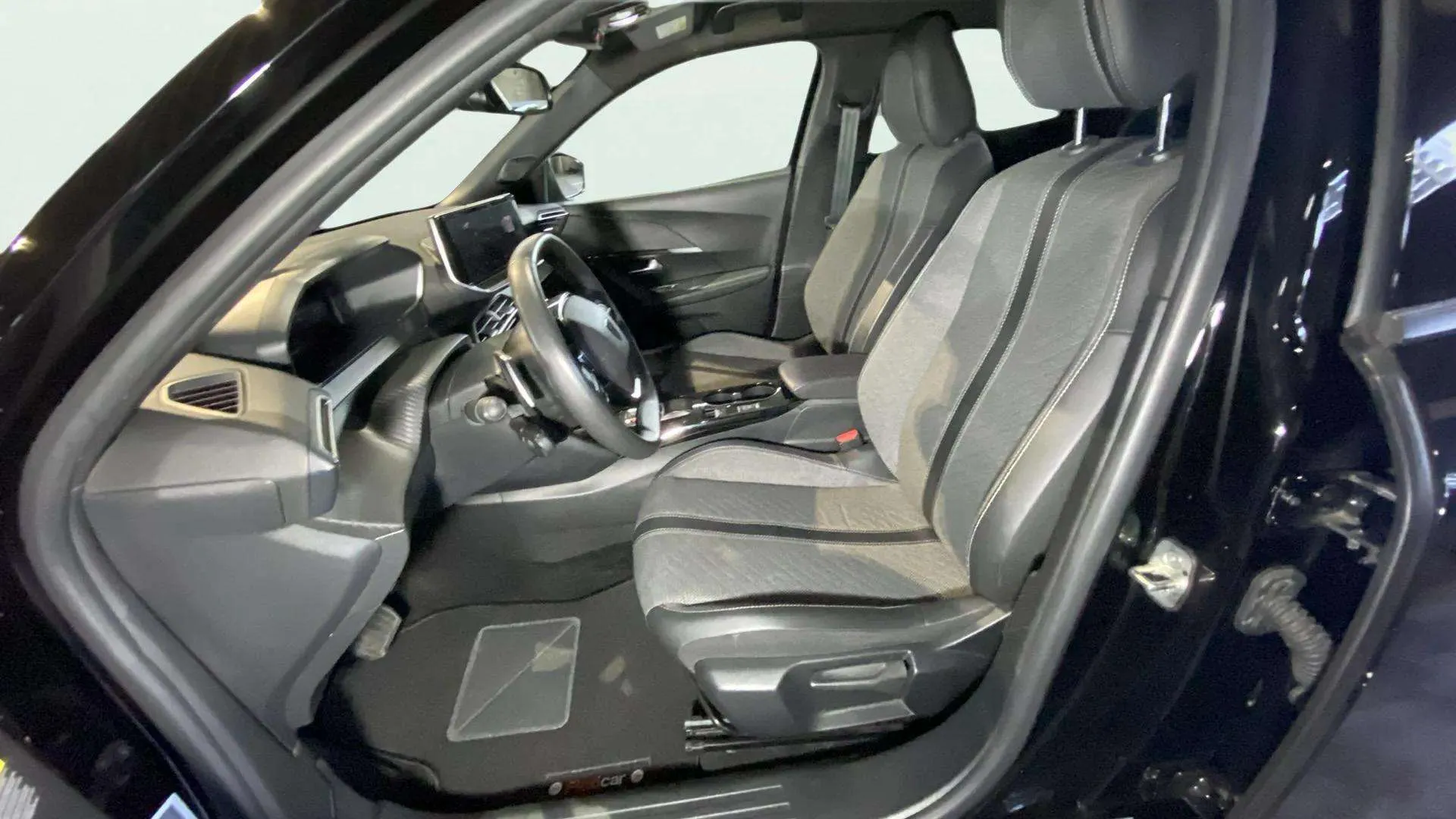 Peugeot 2008 Allure PureTech 130 EAT8 - foto 16