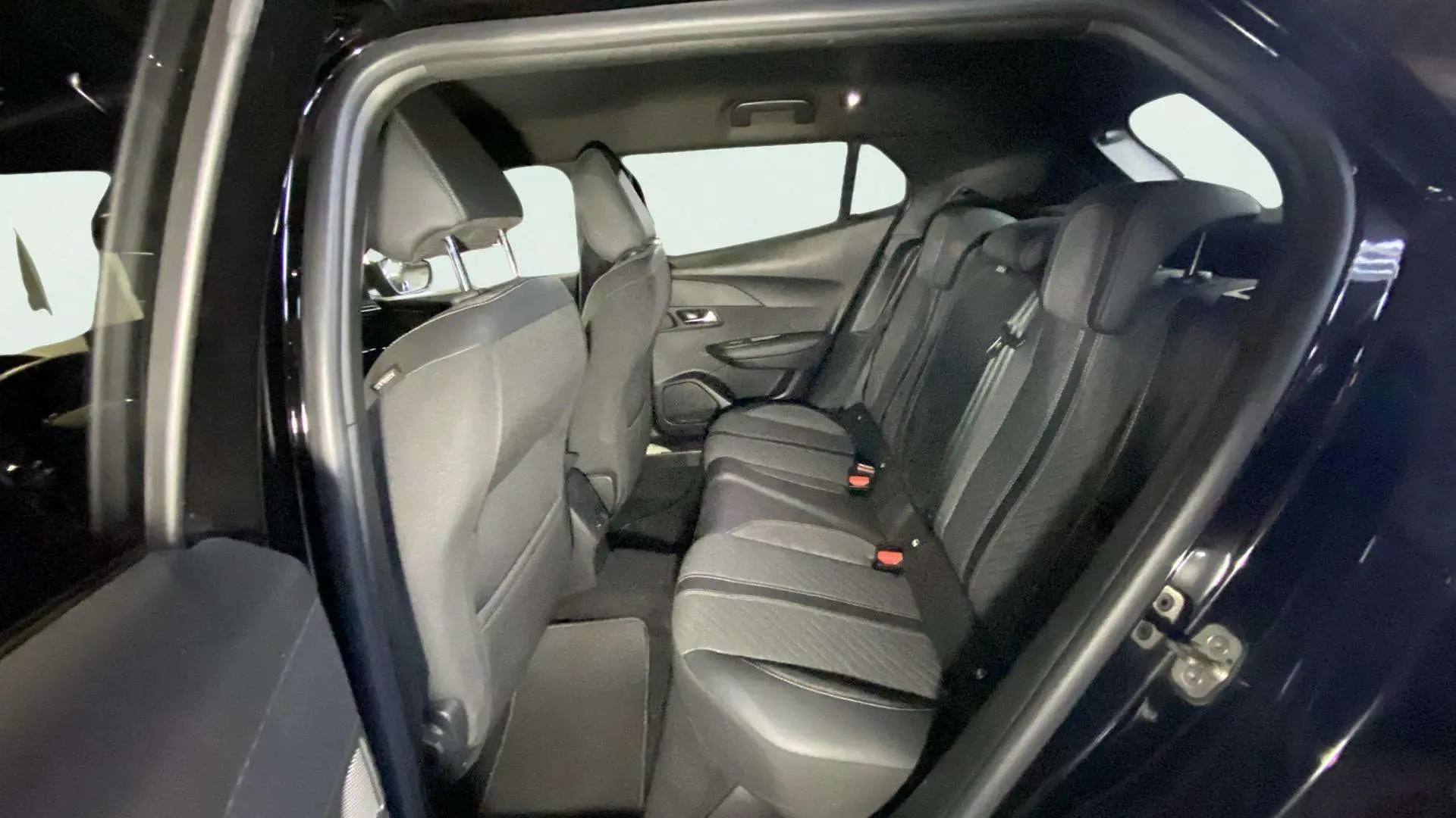 Peugeot 2008 Allure PureTech 130 EAT8 - foto 17