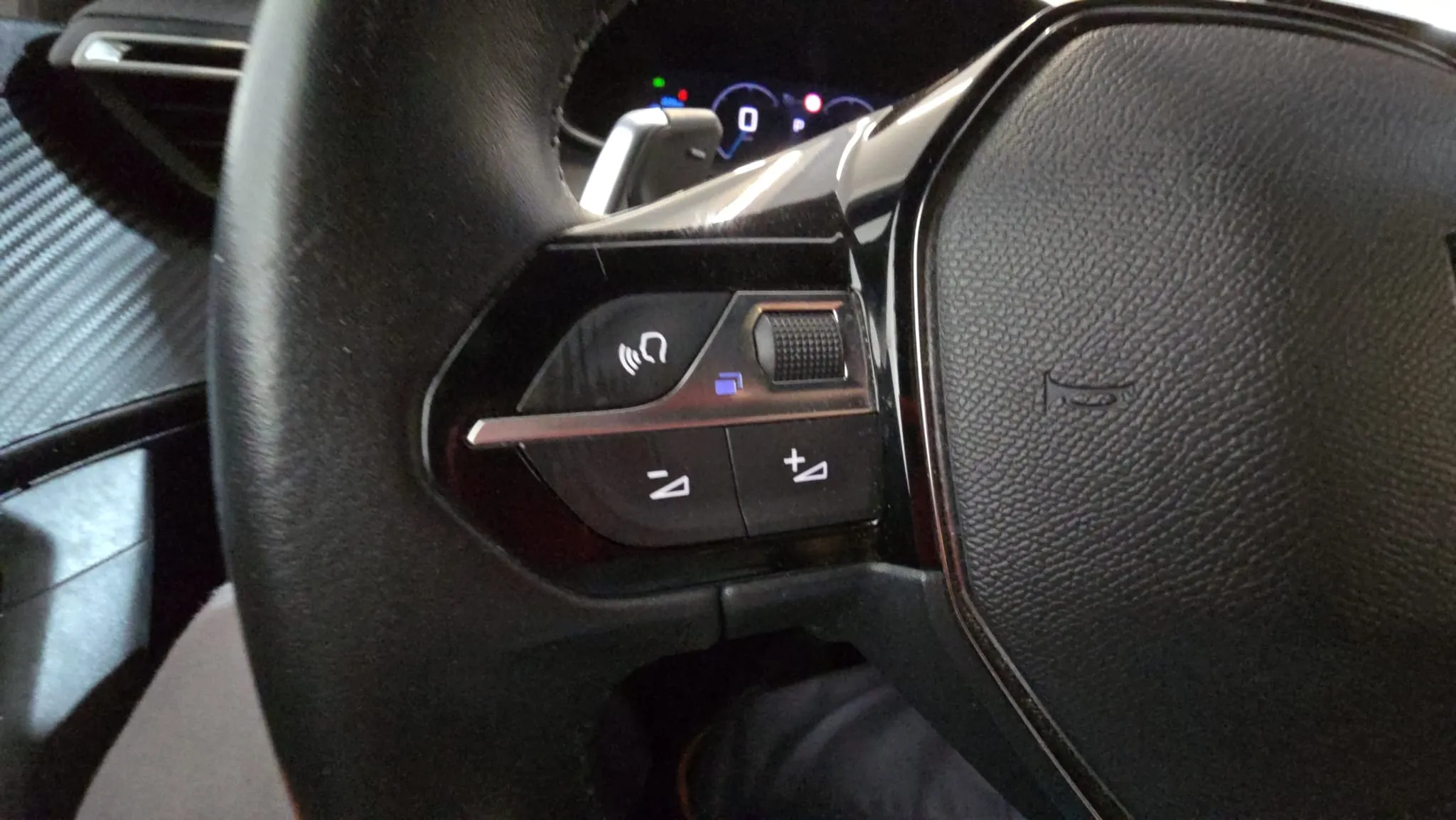 Peugeot 2008 Allure PureTech 130 EAT8 - foto 17