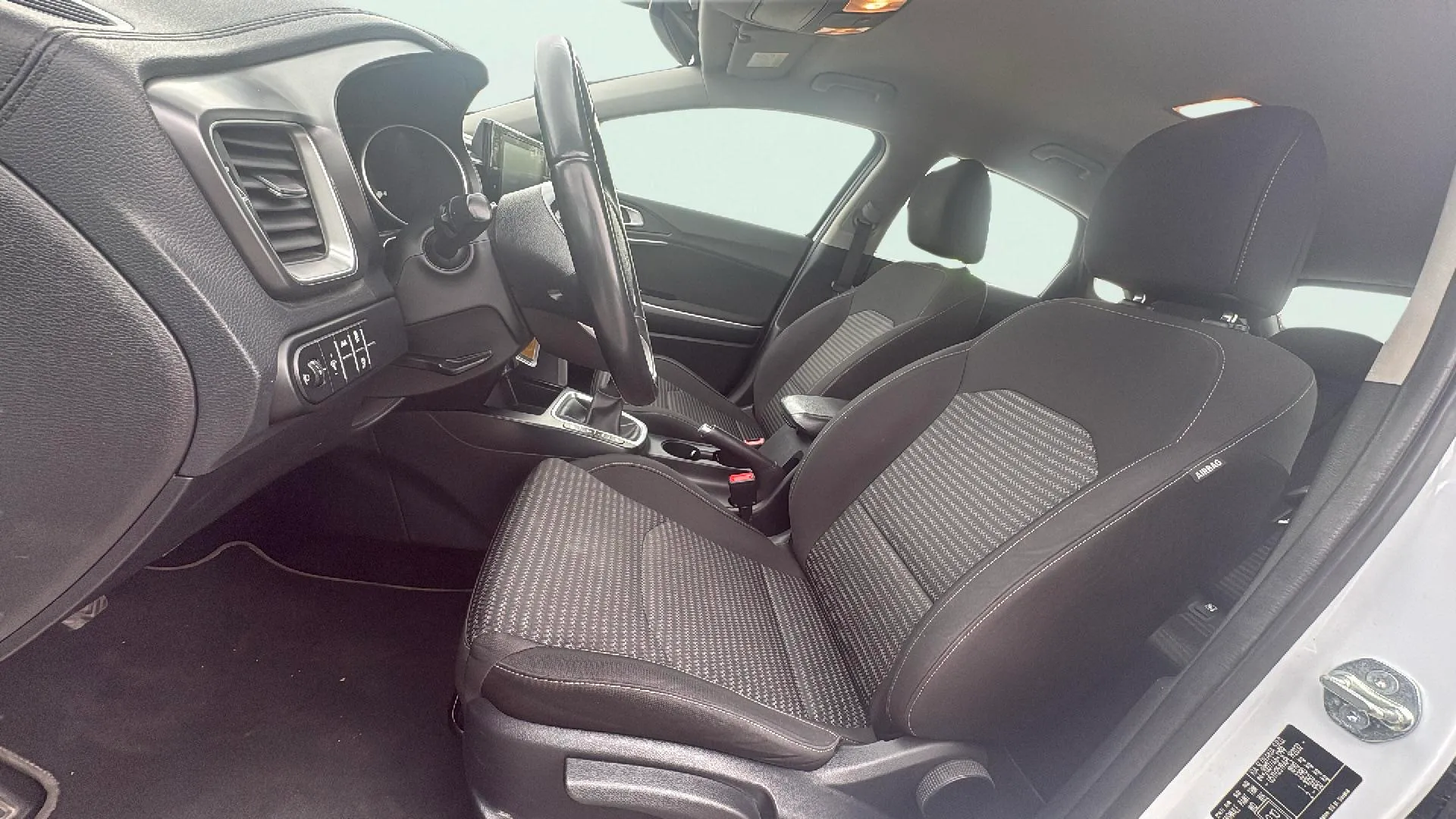 Kia Ceed 1.6 MHEV iMT Drive - foto 24