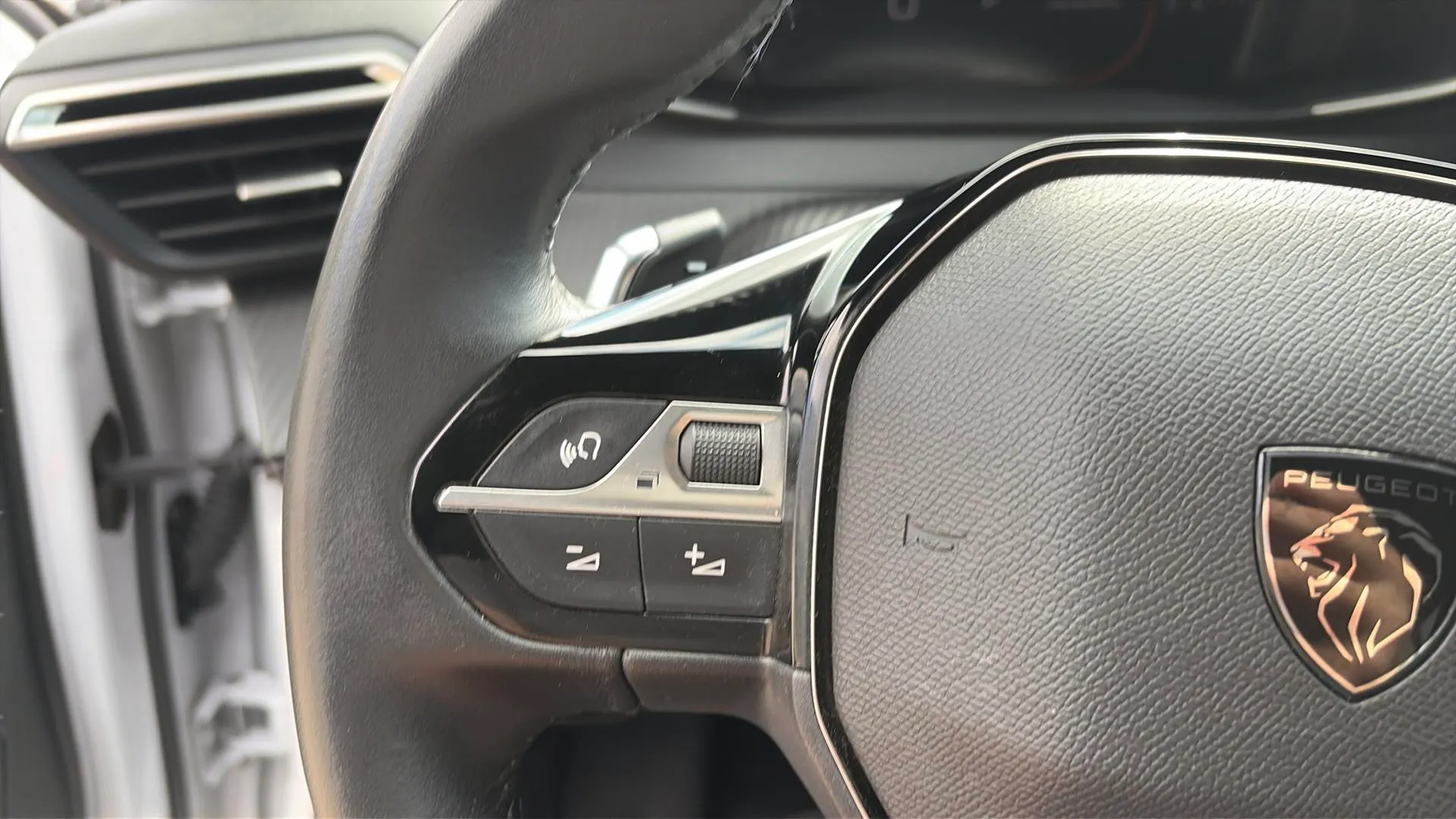 Peugeot 2008 Allure PureTech 130 EAT8 - foto 14