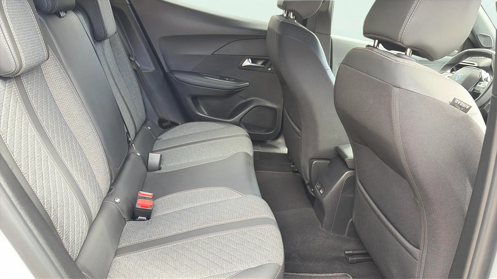 Peugeot 2008 Allure PureTech 130 EAT8 - foto 12