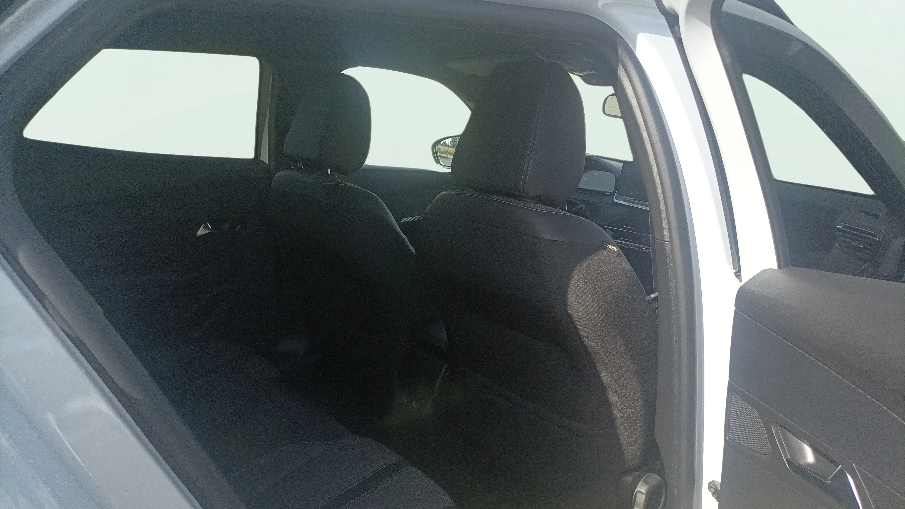 Peugeot 2008 Allure PureTech 130 EAT8 - foto 21