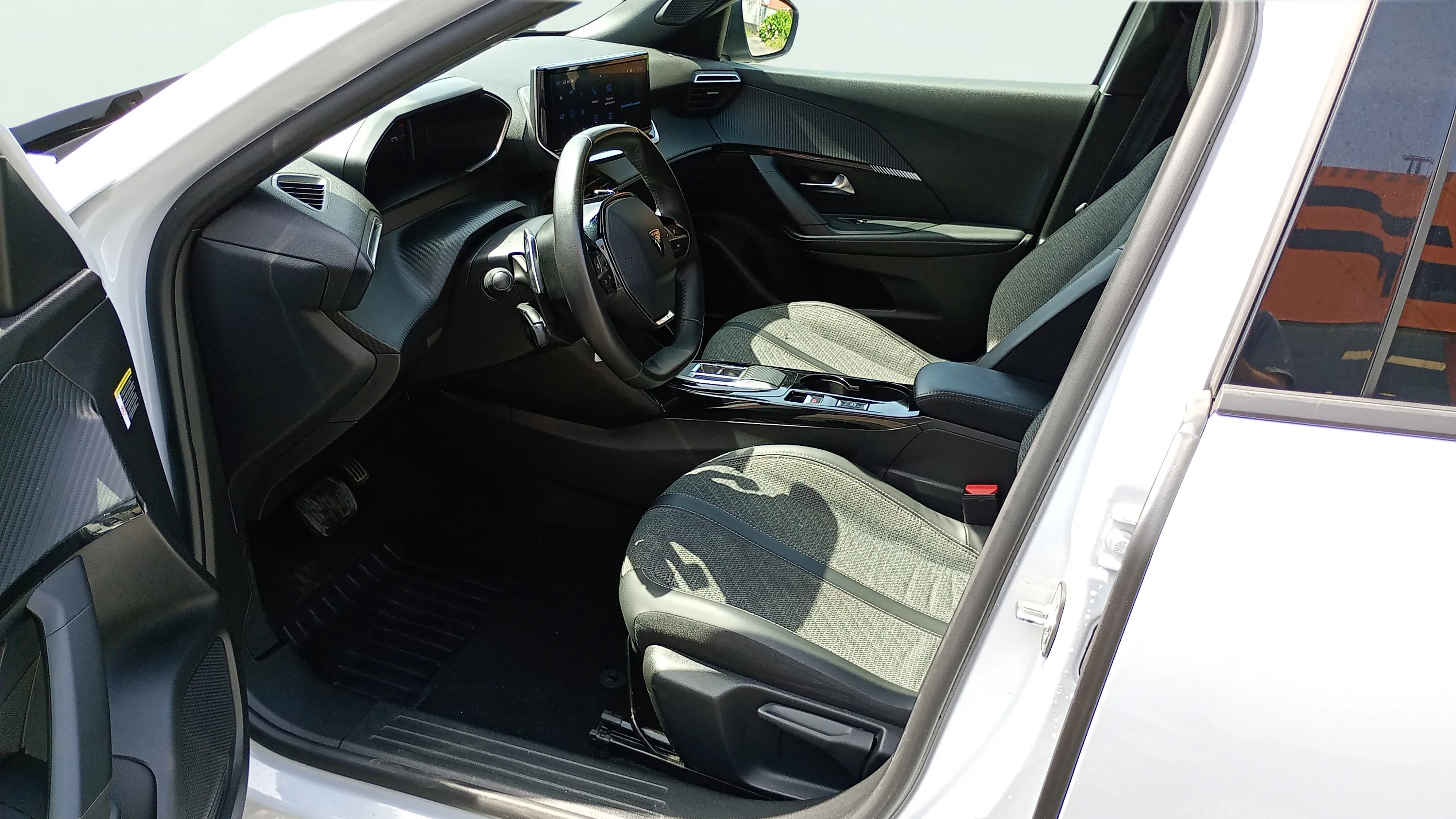 Peugeot 2008 Allure PureTech 130 EAT8 - foto 22