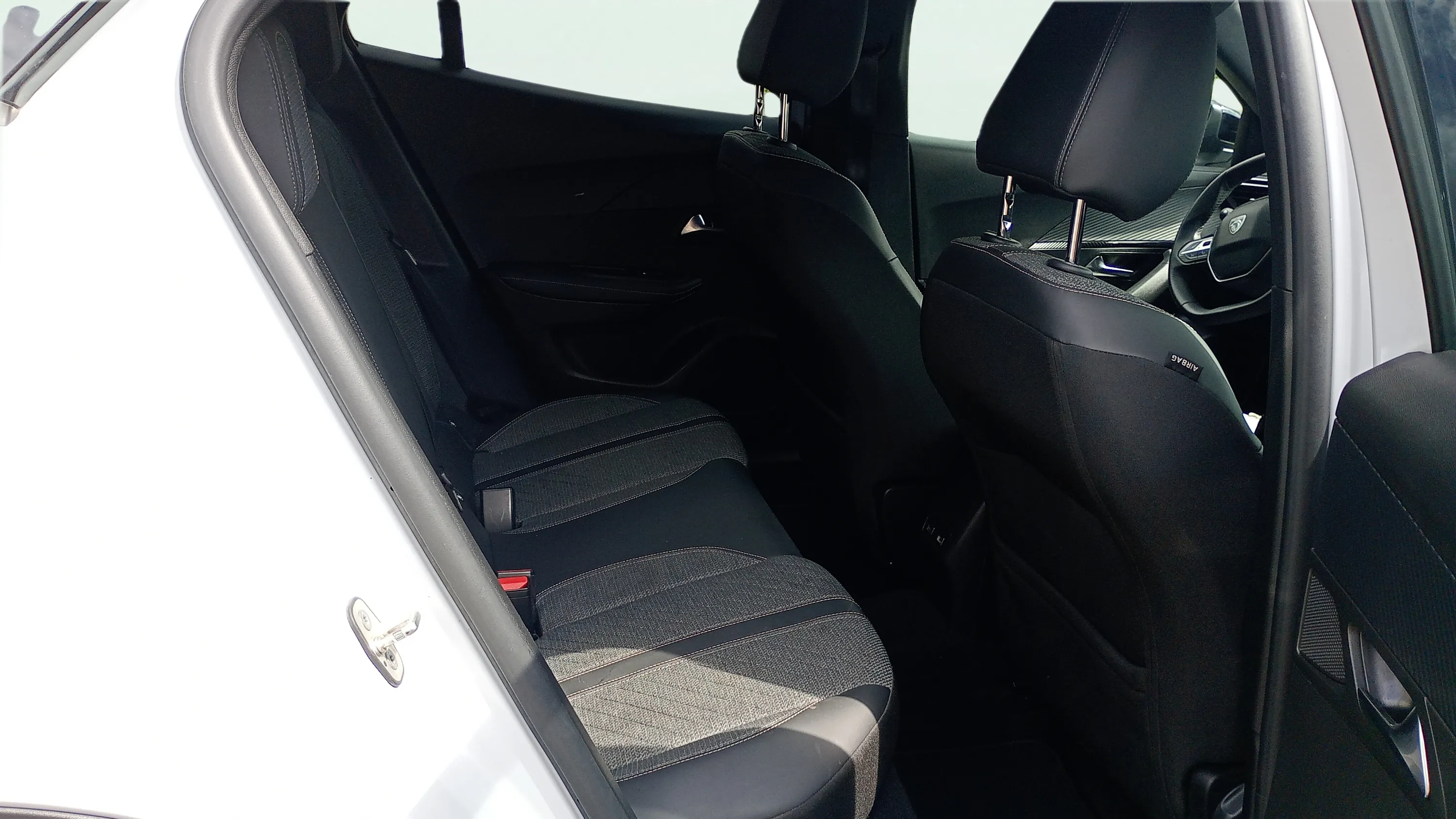 Peugeot 2008 Allure PureTech 130 EAT8 - foto 14