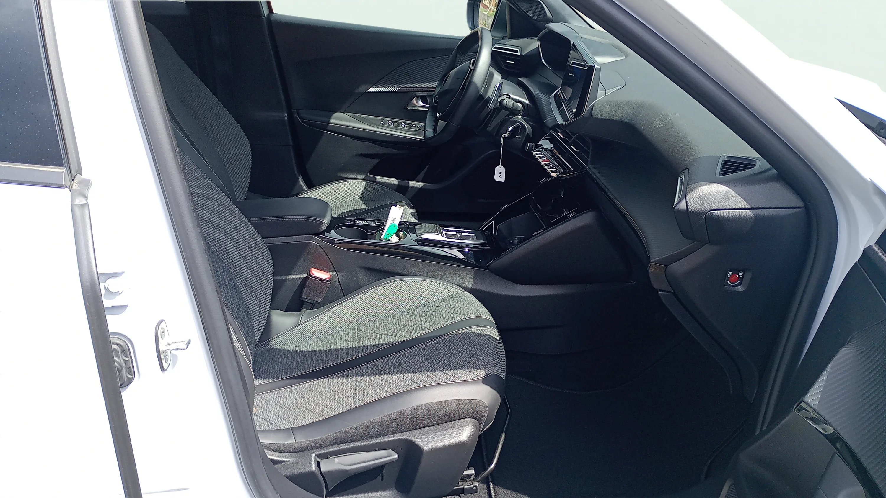Peugeot 2008 Allure PureTech 130 EAT8 - foto 15
