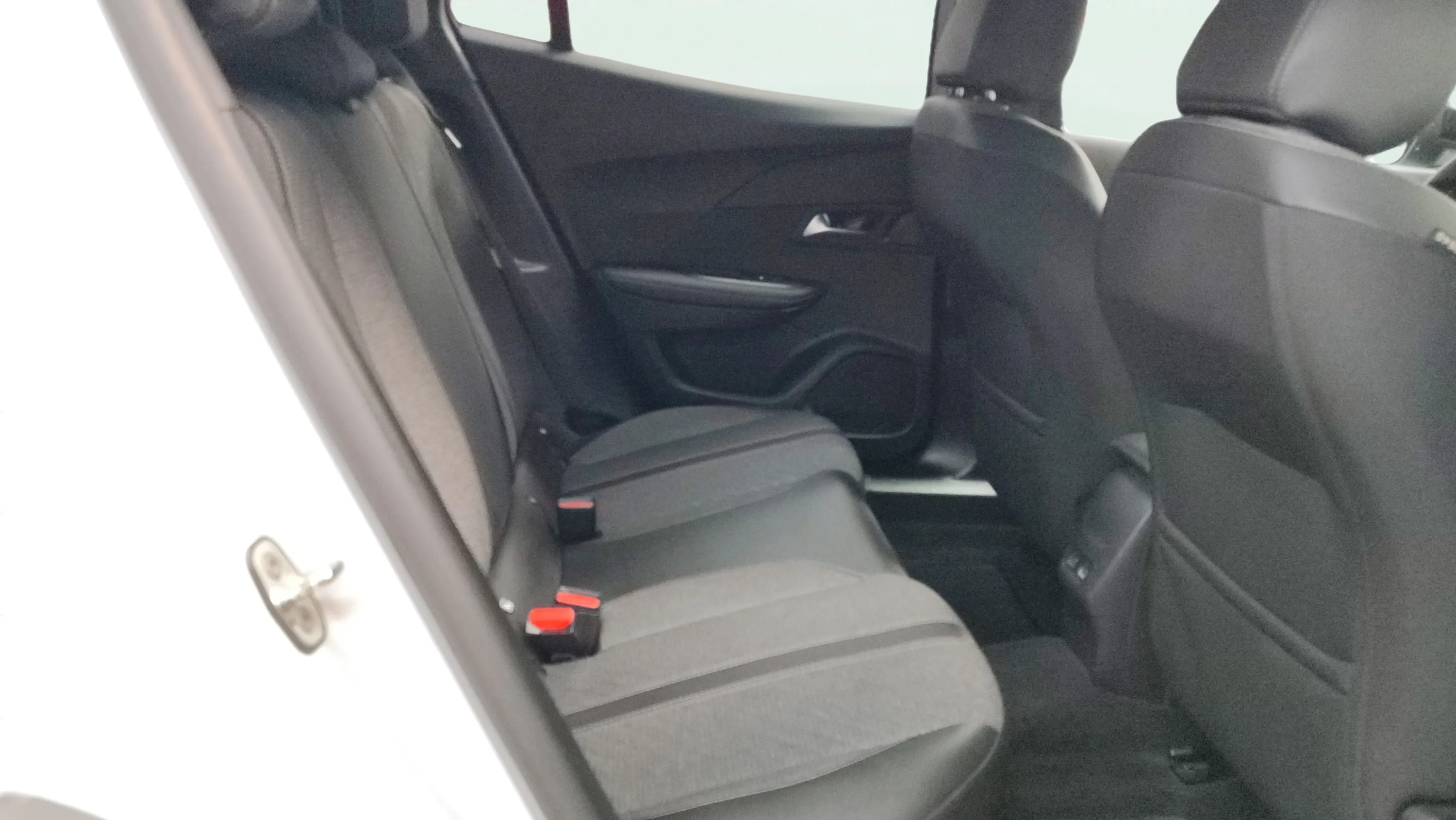 Peugeot 2008 Allure PureTech 130 EAT8 - foto 23