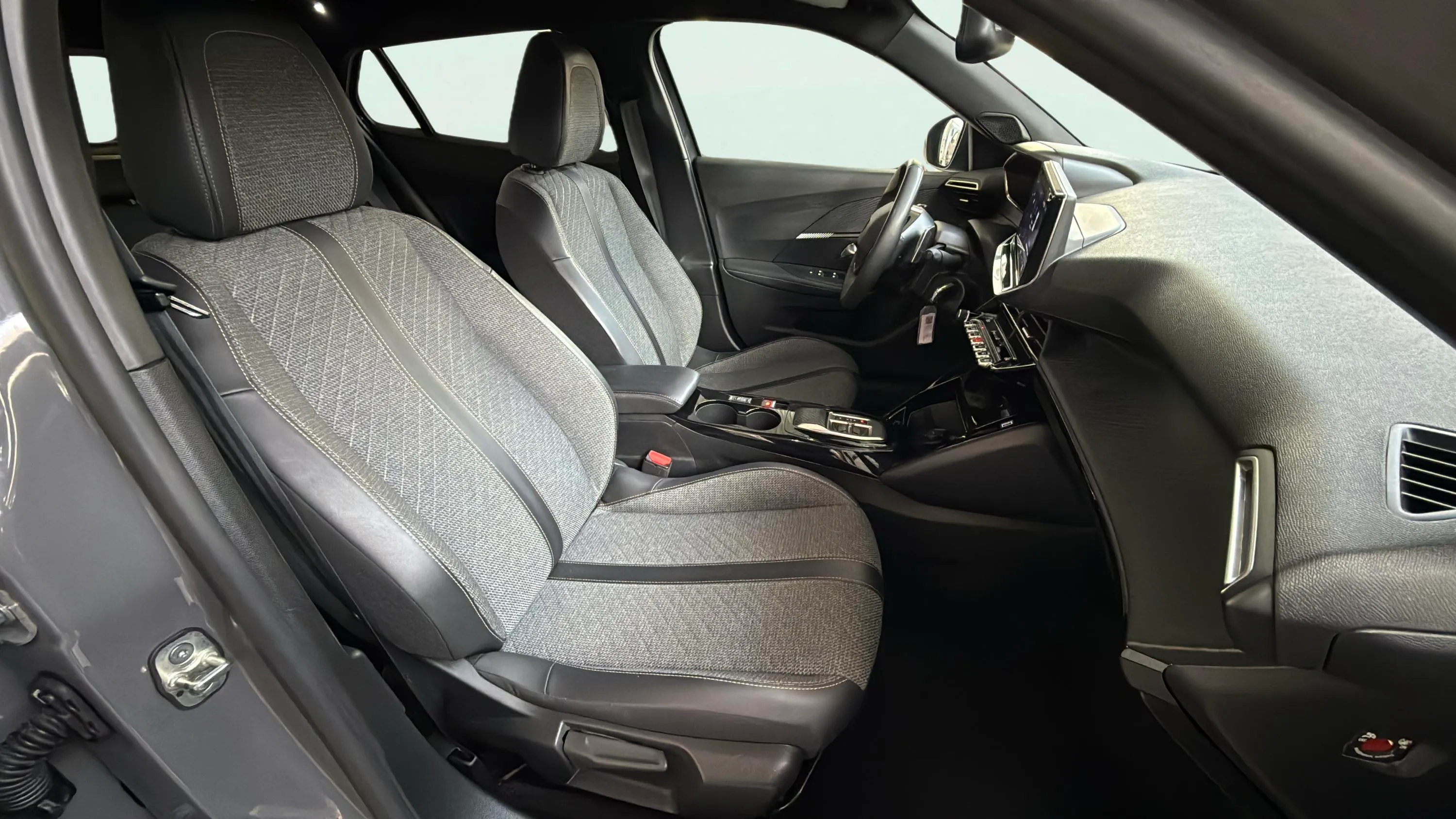 Peugeot 2008 Allure PureTech 130 EAT8 - foto 19