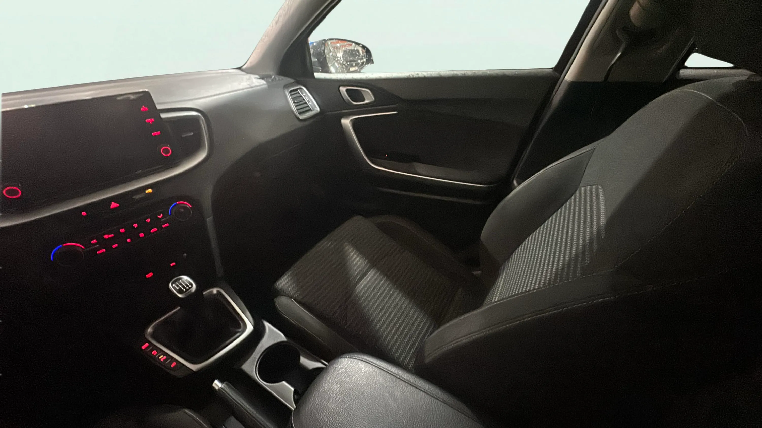 Kia Ceed 1.6 MHEV iMT Drive - foto 11