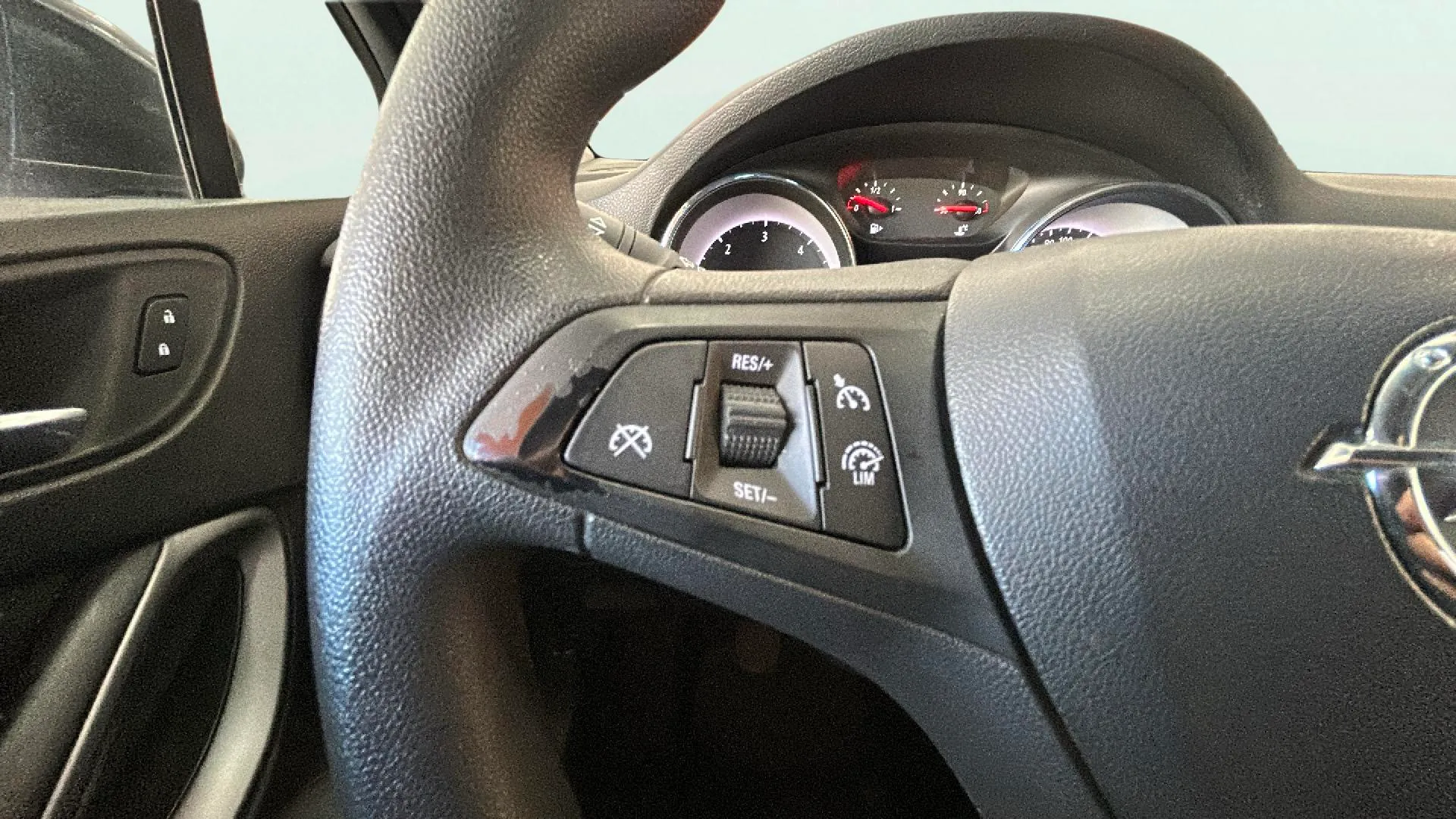 Opel Astra 1.6 CDTi Selective - foto 29