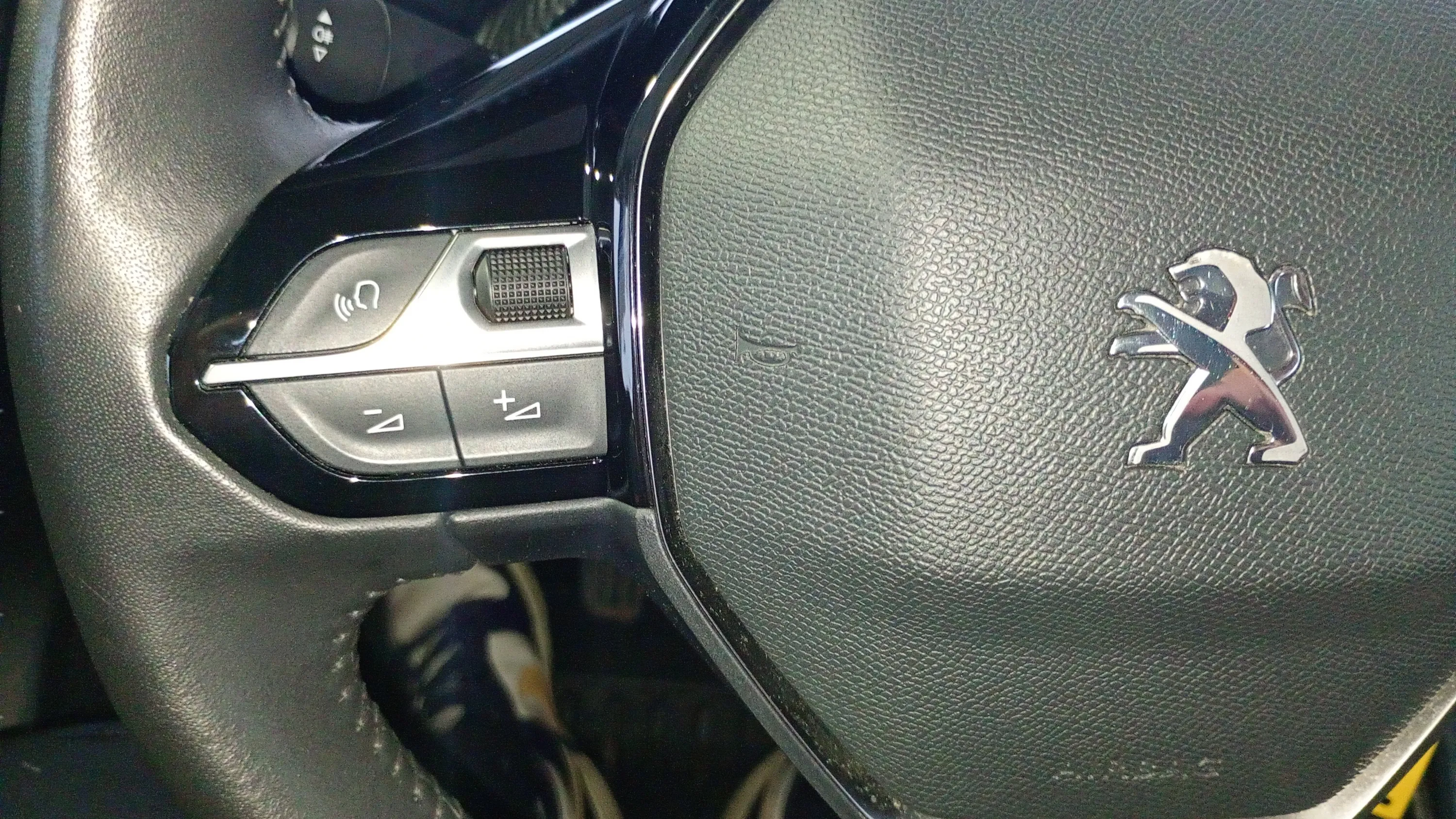 Peugeot 2008 Allure Pack PureTech 100 - foto 16