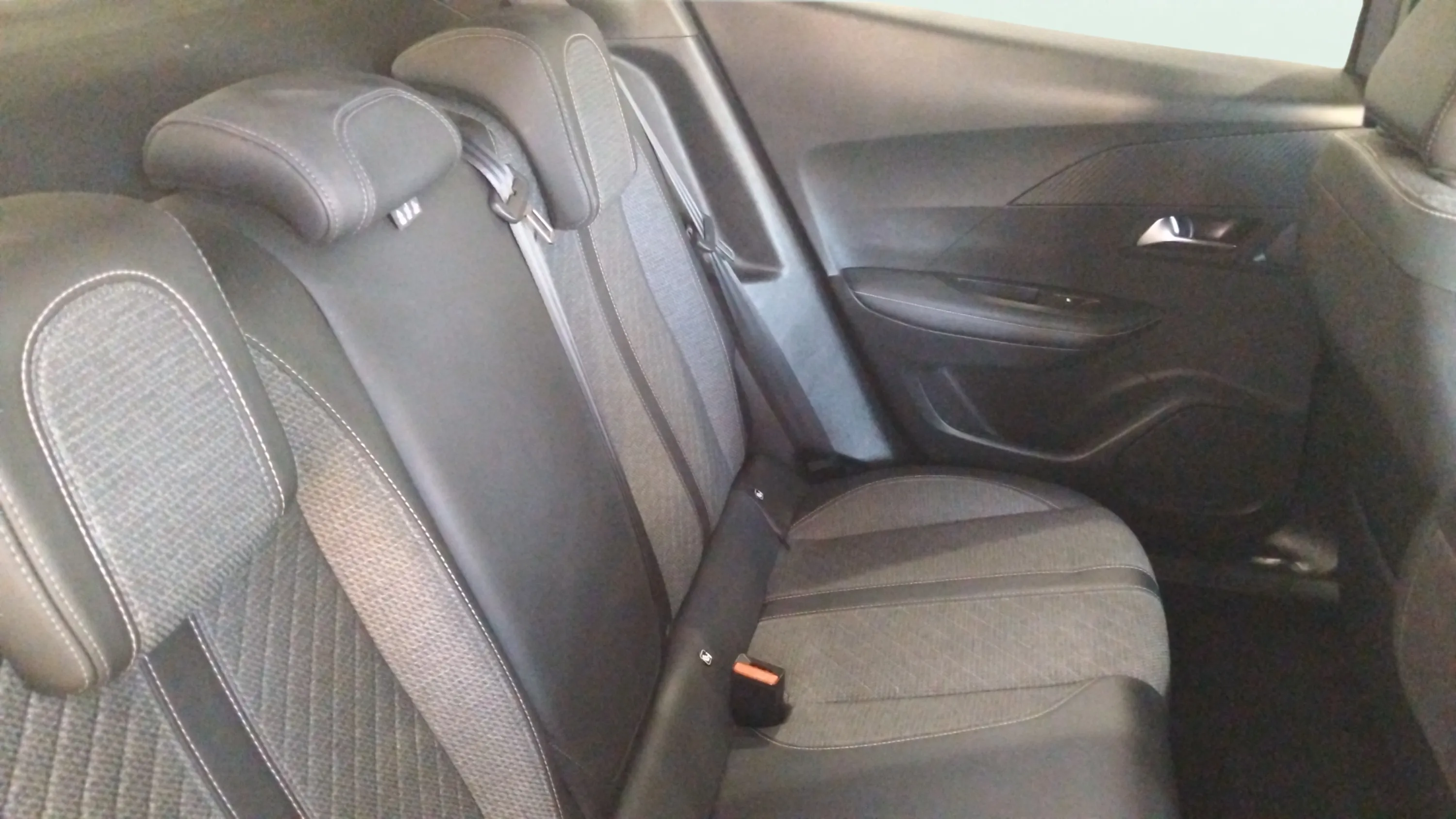 Peugeot 2008 Allure PureTech 100 - foto 13