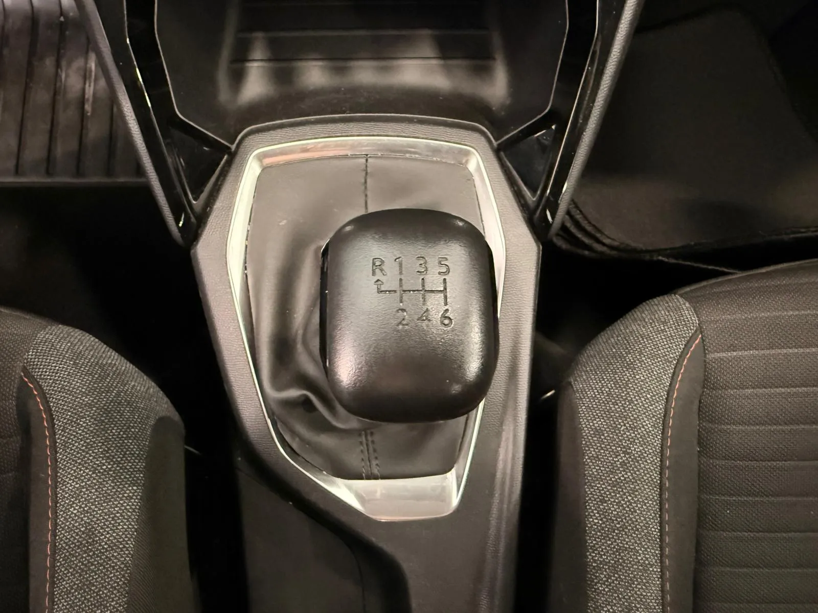 Peugeot 2008 Active Pack PureTech 100 BVM6 - foto 13