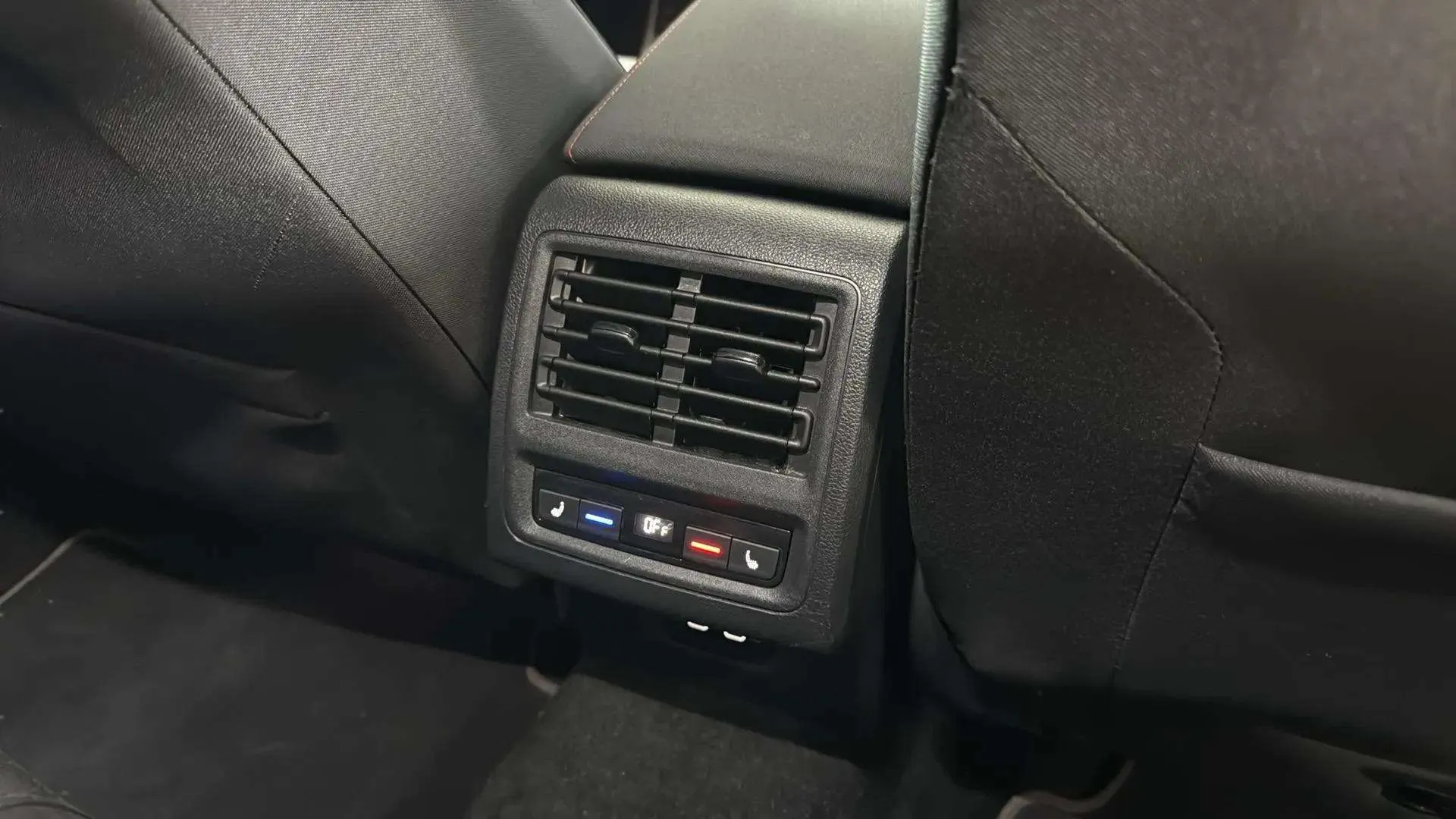 Volkswagen Golf GTI 2.0 TSI DSG - foto 25