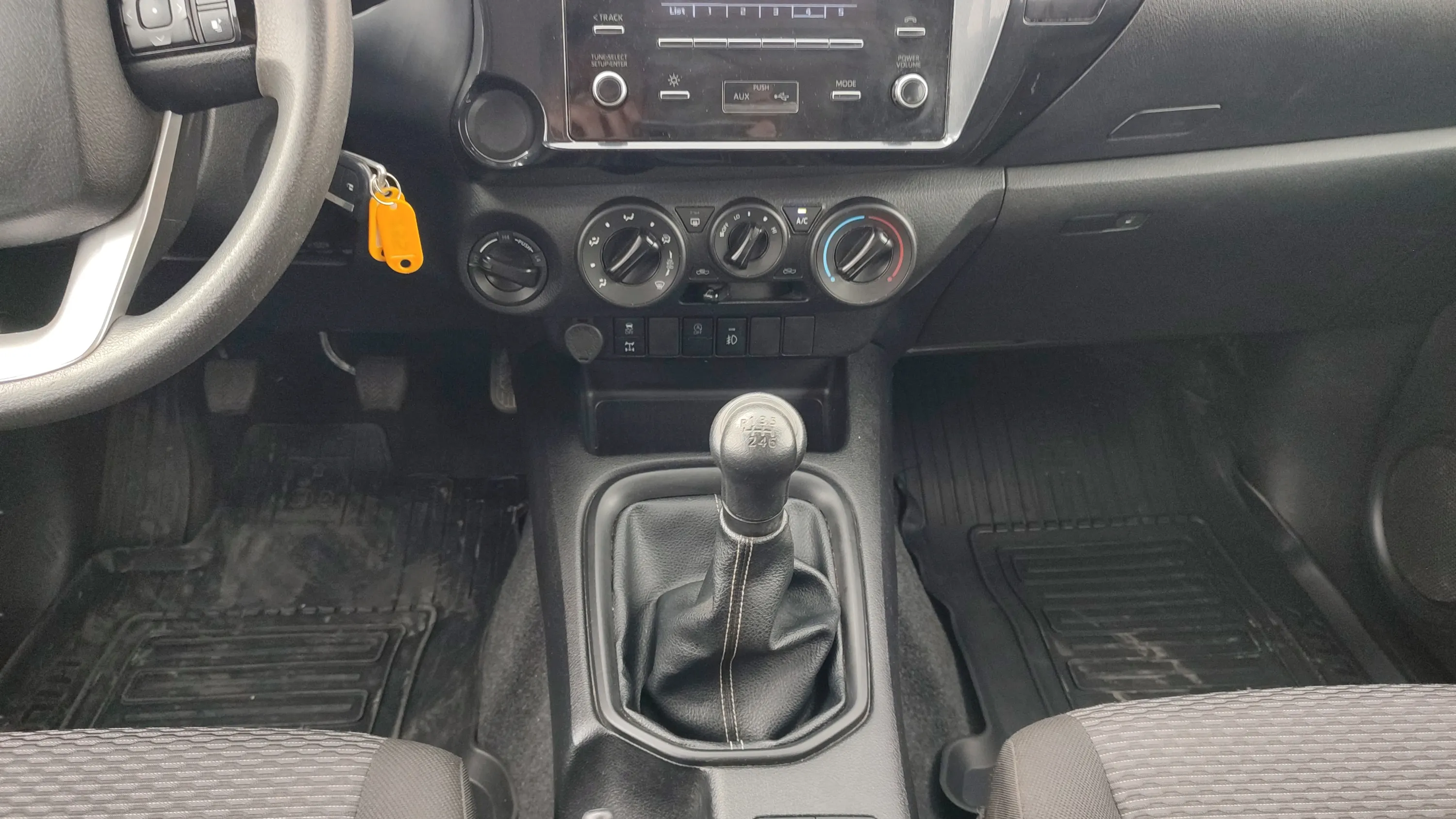 Toyota Hilux 2.5 D-4D Cabina Doble GX - foto 11