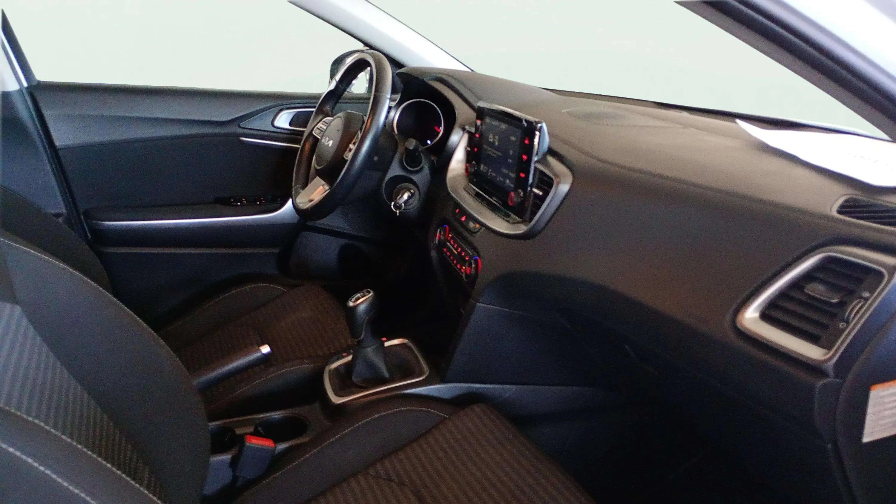 Kia Ceed 1.6 MHEV iMT Drive - foto 13