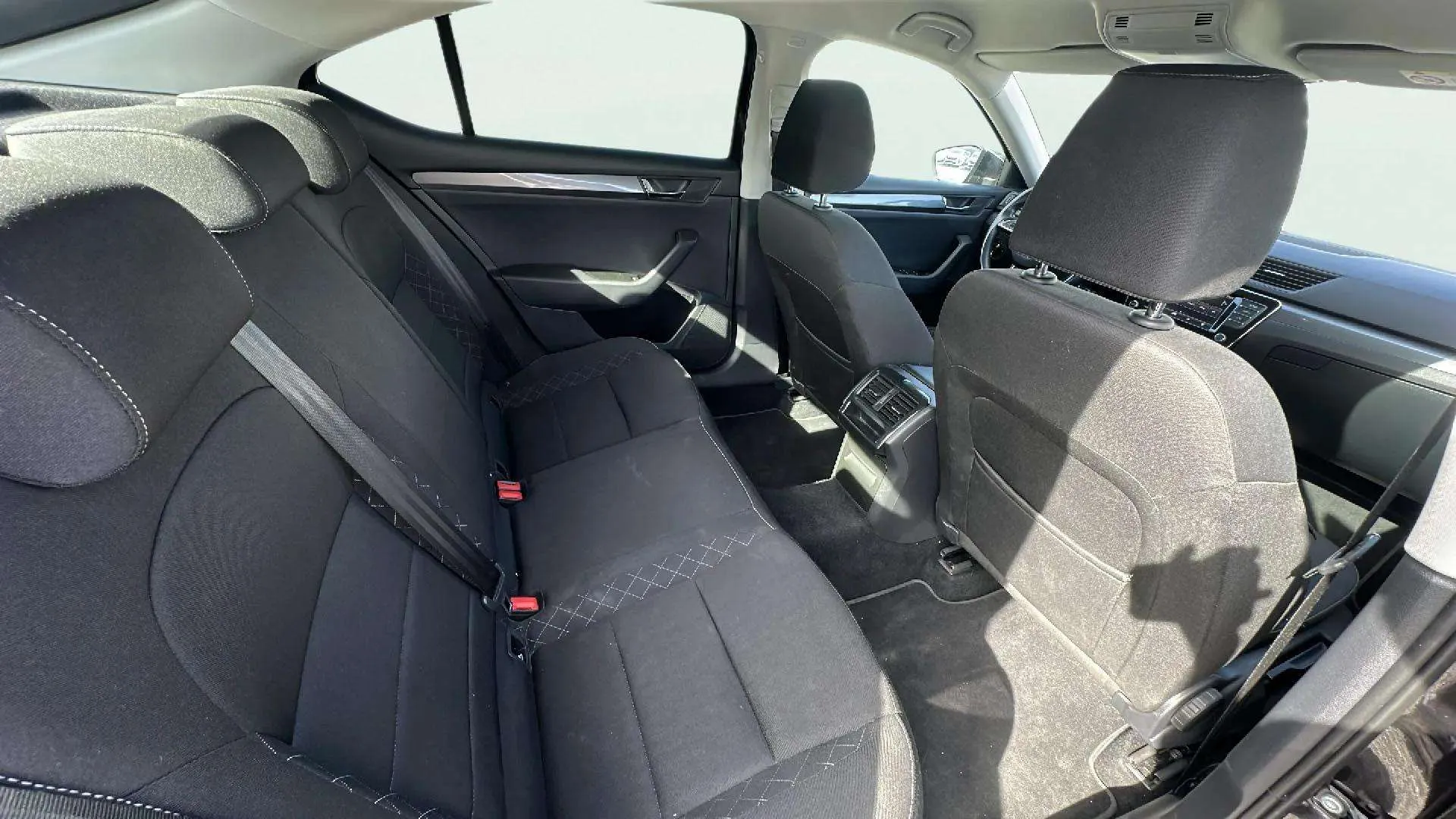 Škoda Superb 2.0 TDI DSG Ambition - foto 11